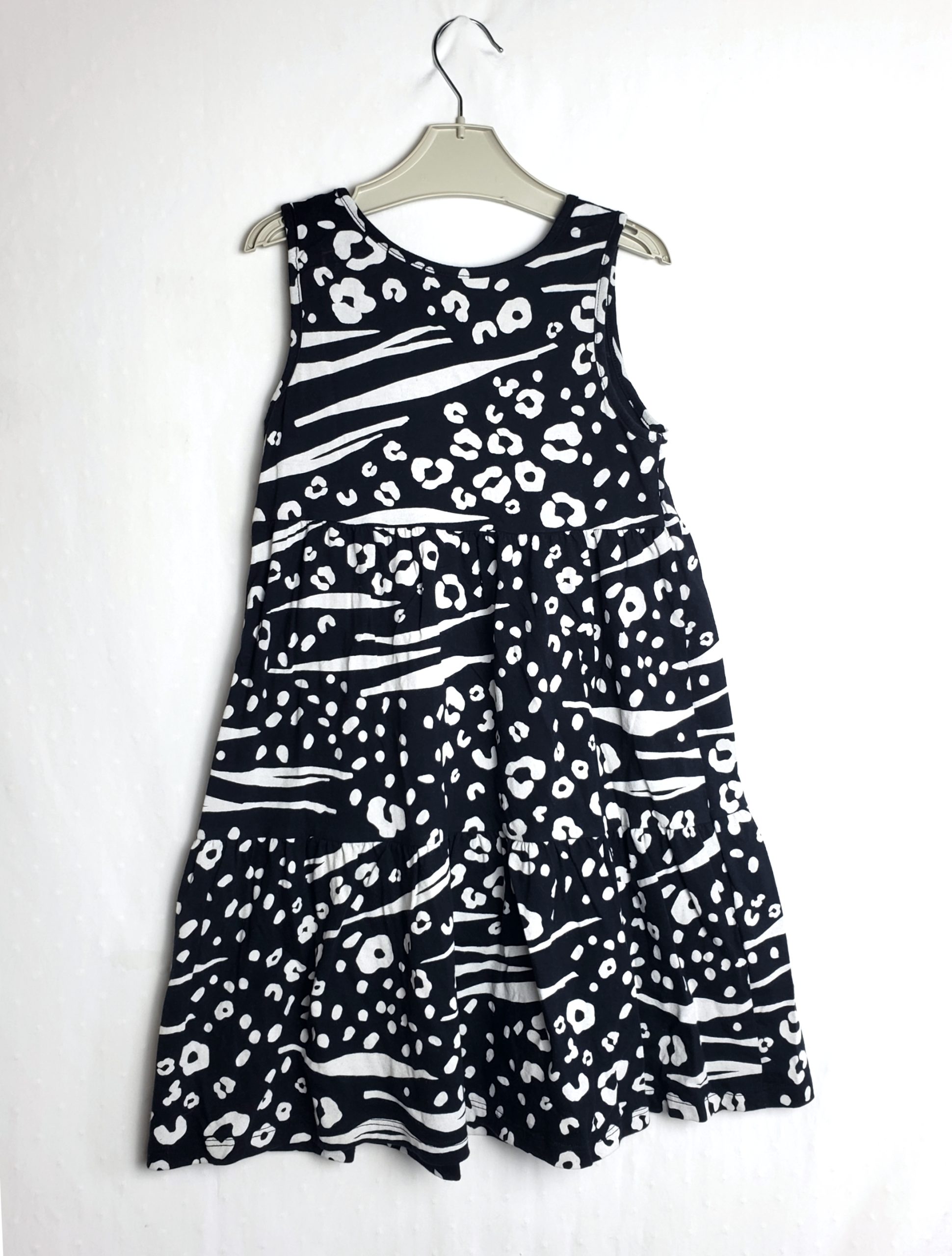 Стильна чорна сукня з принтом для дівчаток 8-9 років - модний тренд дитячої моди 2 Стильна чорна сукня з принтом для дівчаток 8-9 років - модний тренд дитячої моди - Зображення 2