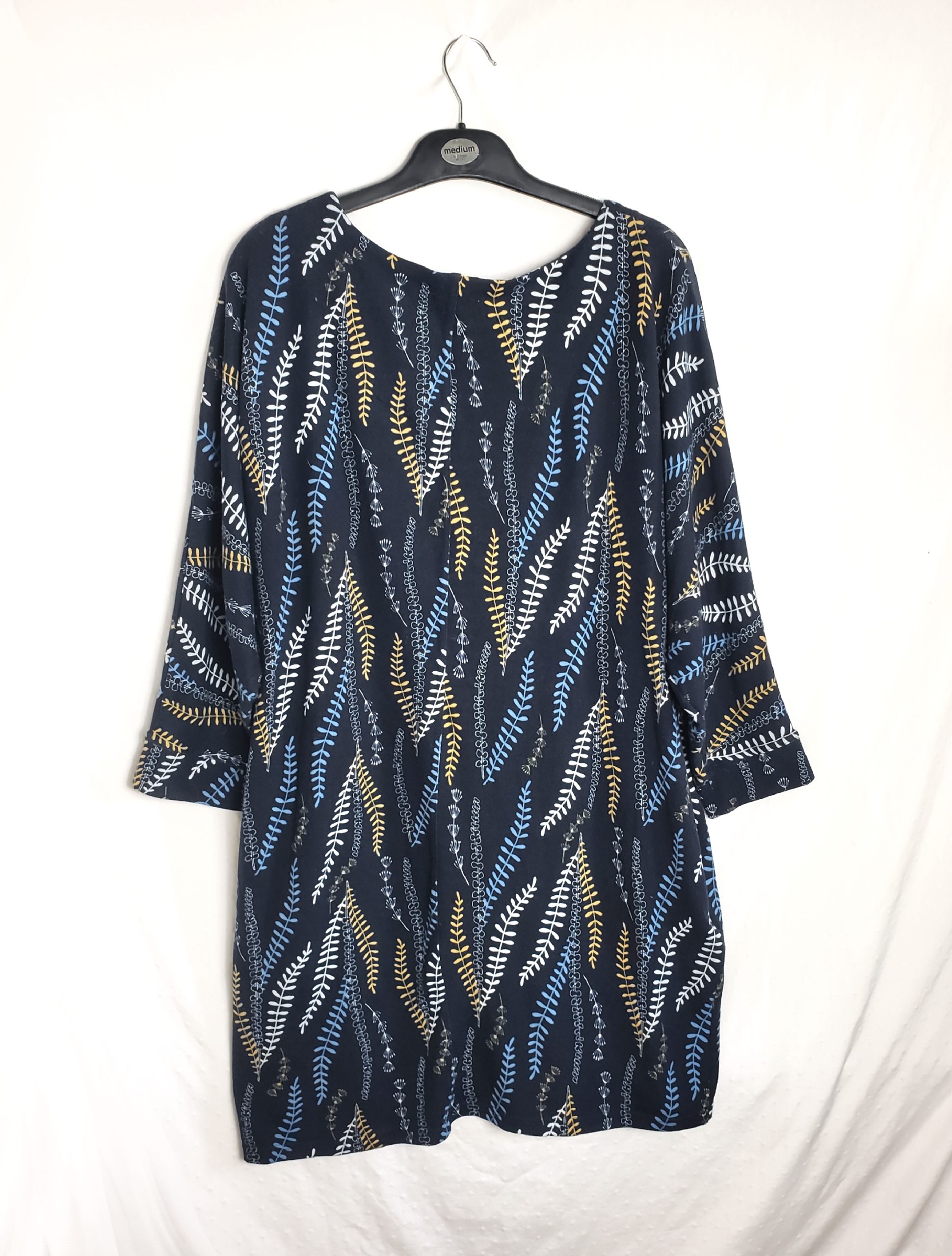 Синя сукня XL з рослинним принтом - вживаний одяг з поліестеру в ідеальному стані 3 Синя сукня XL з рослинним принтом - вживаний одяг з поліестеру в ідеальному стані - Зображення 3