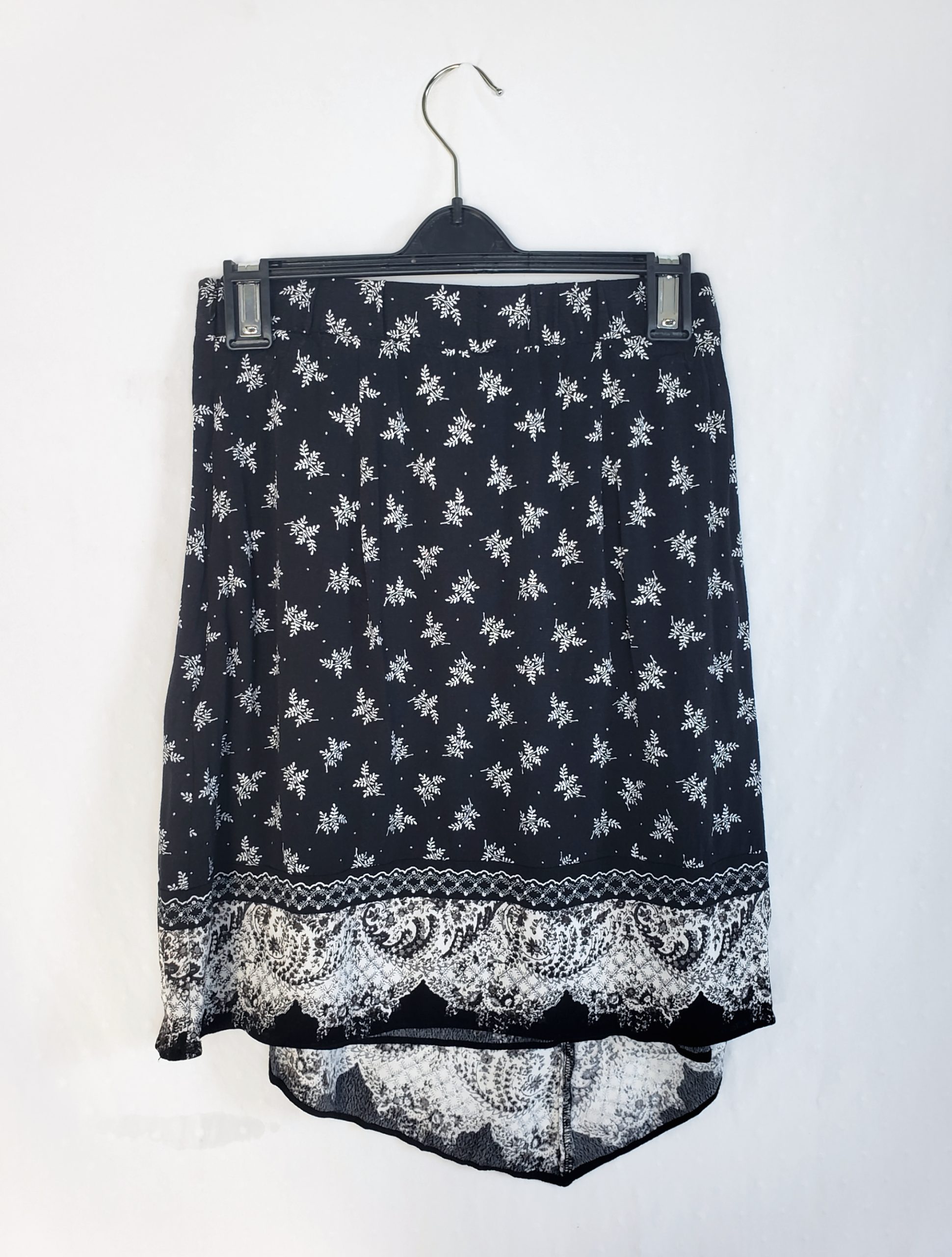 Стильна чорна спідниця з принтом - елегантний тренд для модного образу 2 Стильна чорна спідниця з принтом - елегантний тренд для модного образу - Зображення 2