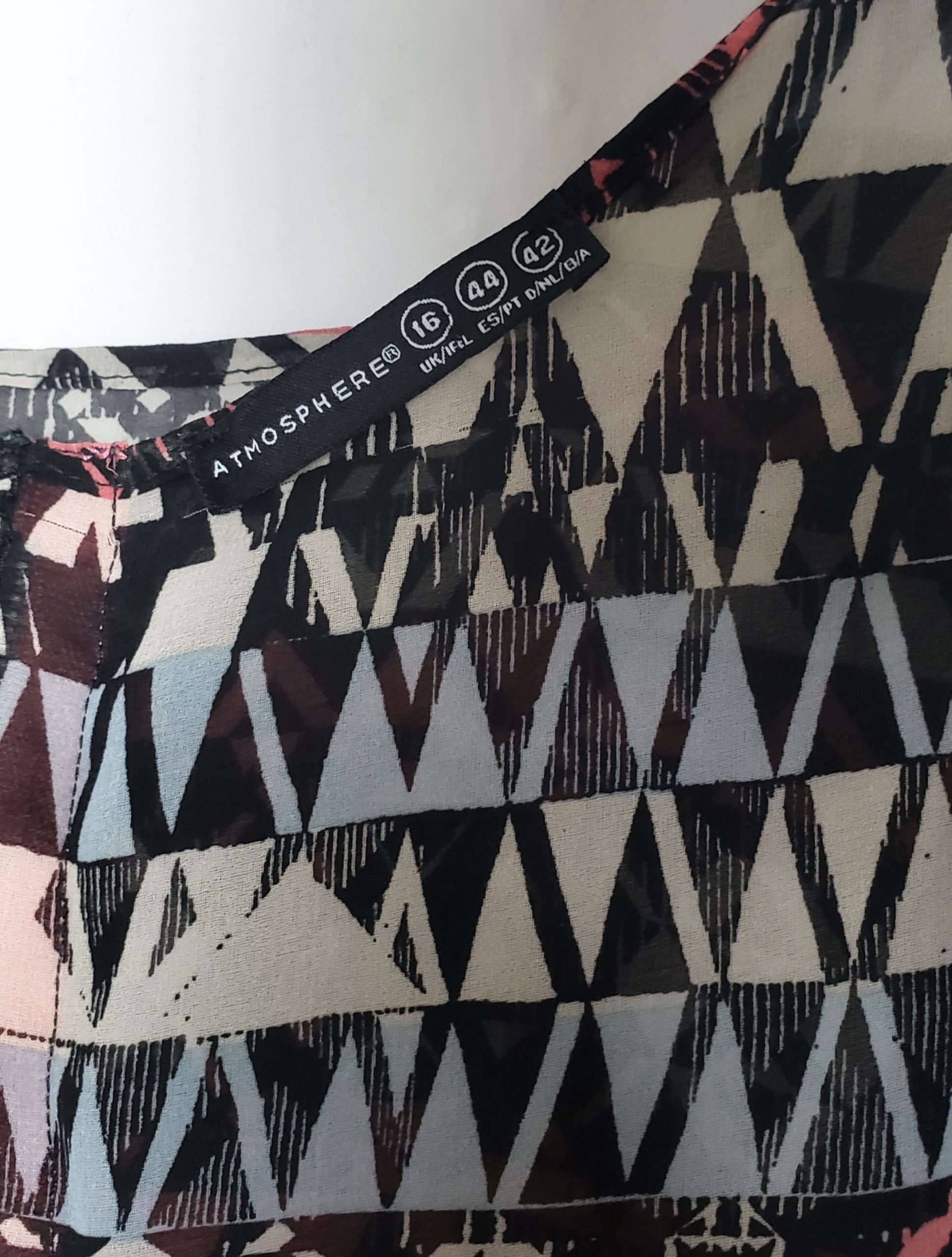 Жіноча блузка Atmosphere з геометричним принтом - вживаний одяг у ідеальному стані 8 Жіноча блузка Atmosphere з геометричним принтом - вживаний одяг у ідеальному стані - Зображення 8