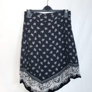 Стильна чорна спідниця з принтом - елегантний тренд для модного образу