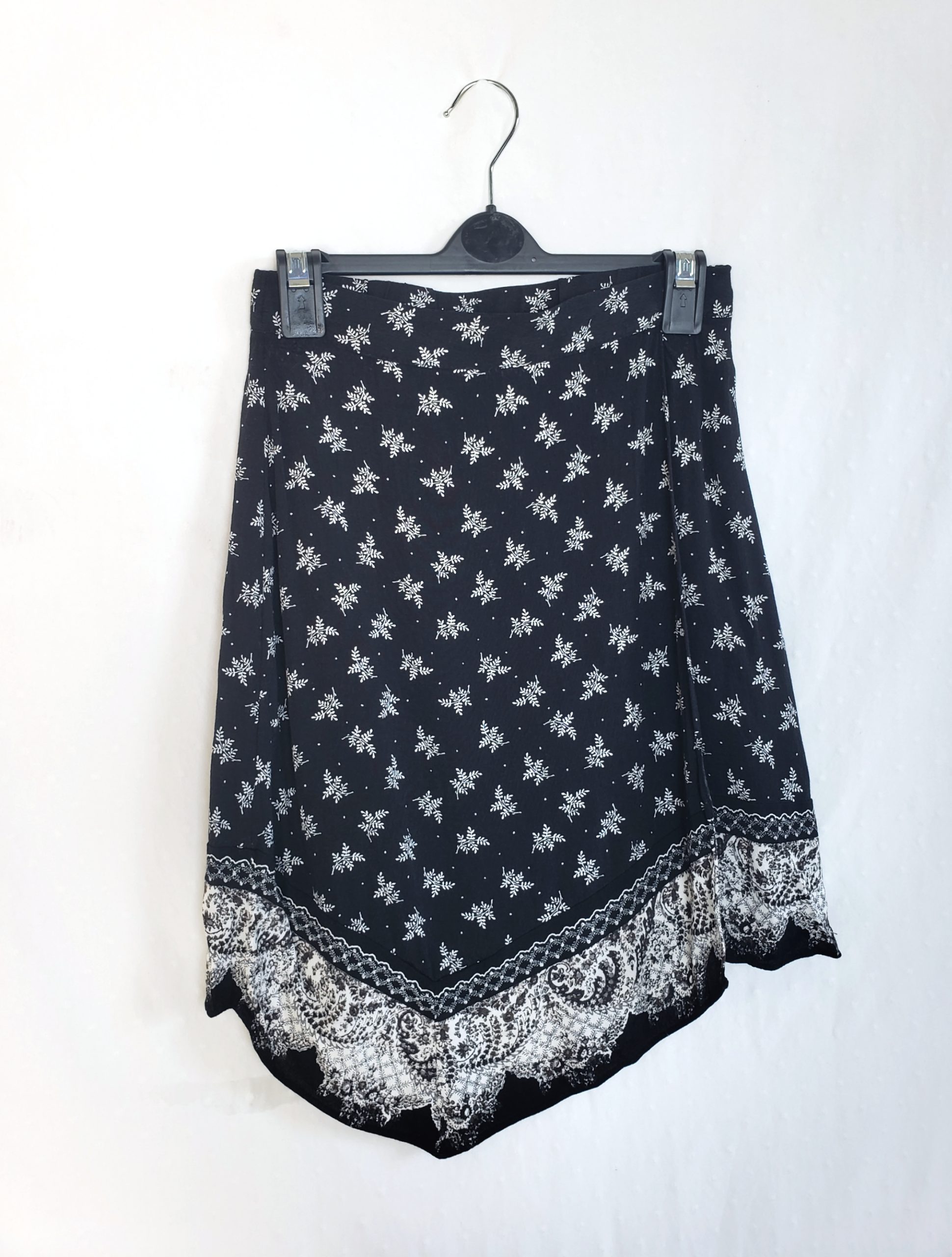 Стильна чорна спідниця з принтом - елегантний тренд для модного образу 1 Стильна чорна спідниця з принтом - елегантний тренд для модного образу