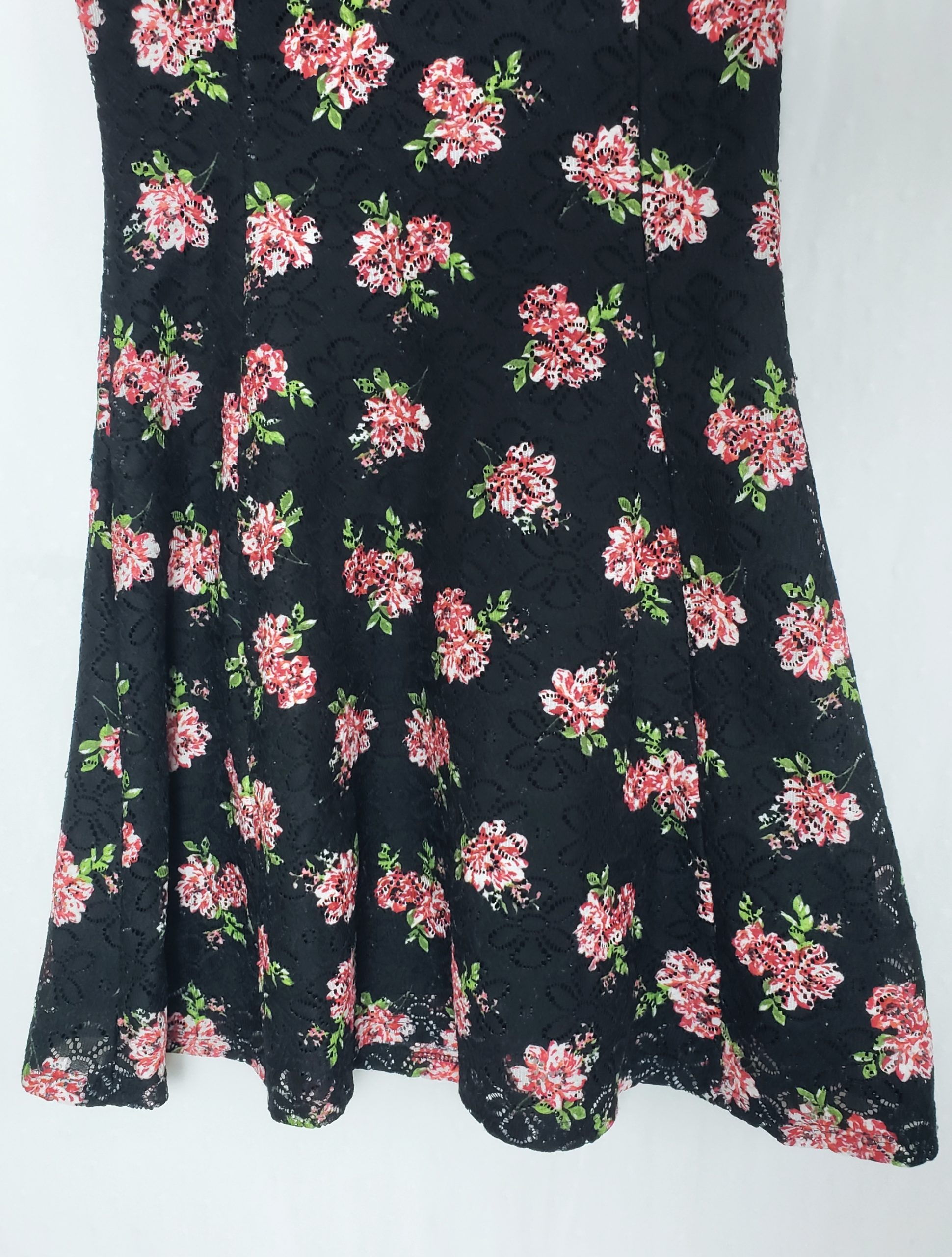 Чорна сукня з квітковим принтом для дівчинки 11-12 років - стильний одяг на кожен день та свята 4 Чорна сукня з квітковим принтом для дівчинки 11-12 років - стильний одяг на кожен день та свята - Зображення 4