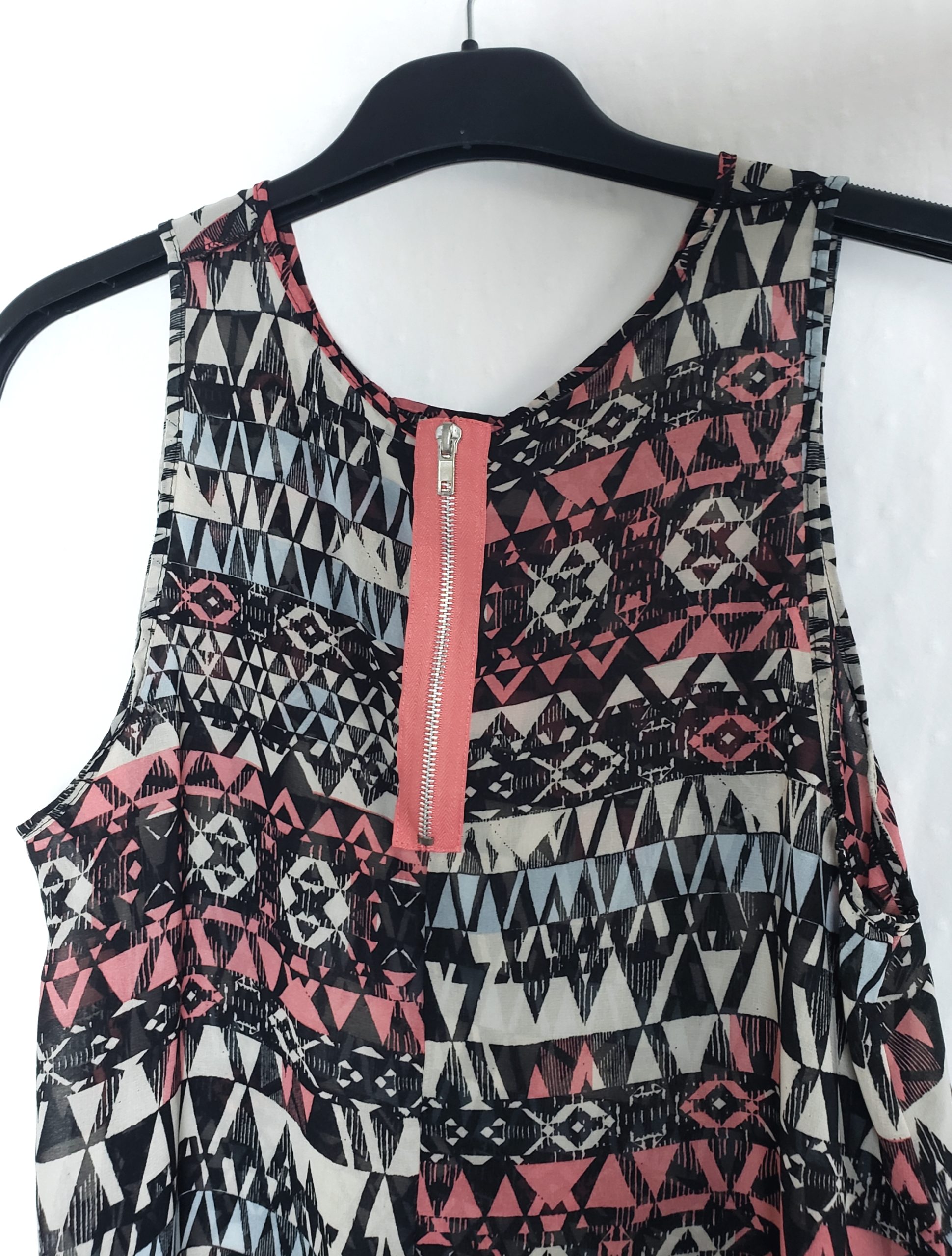 Жіноча блузка Atmosphere з геометричним принтом - вживаний одяг у ідеальному стані 3 Жіноча блузка Atmosphere з геометричним принтом - вживаний одяг у ідеальному стані - Зображення 3