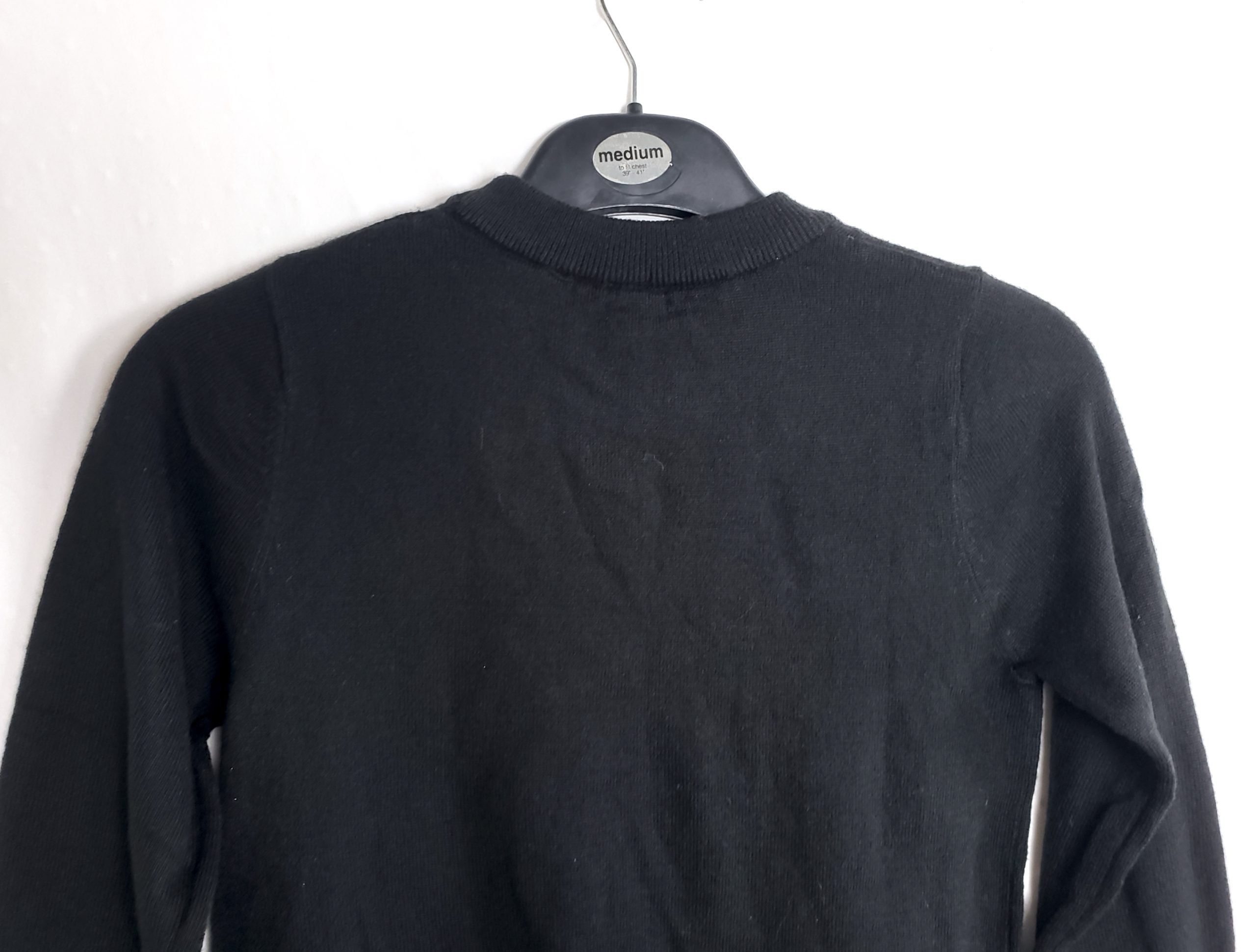 Стильний чорний светр з елегантною вишивкою троянд - модний акцент для сучасної жінки 5 Стильний чорний светр з елегантною вишивкою троянд - модний акцент для сучасної жінки - Зображення 5