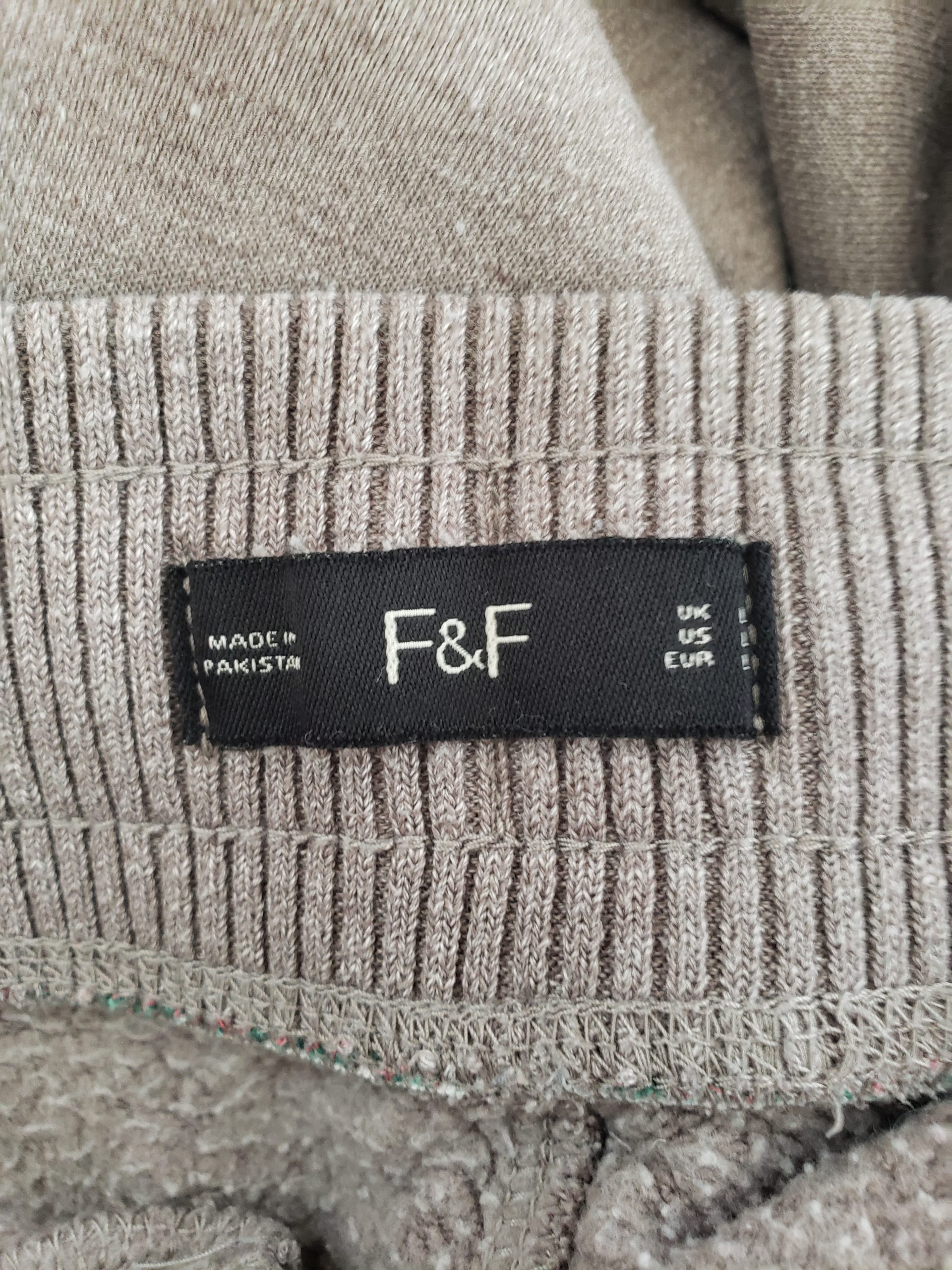 Стильні сірі спортивні штани Boston - модний casual look з характером 7 Стильні сірі спортивні штани Boston - модний casual look з характером - Зображення 7