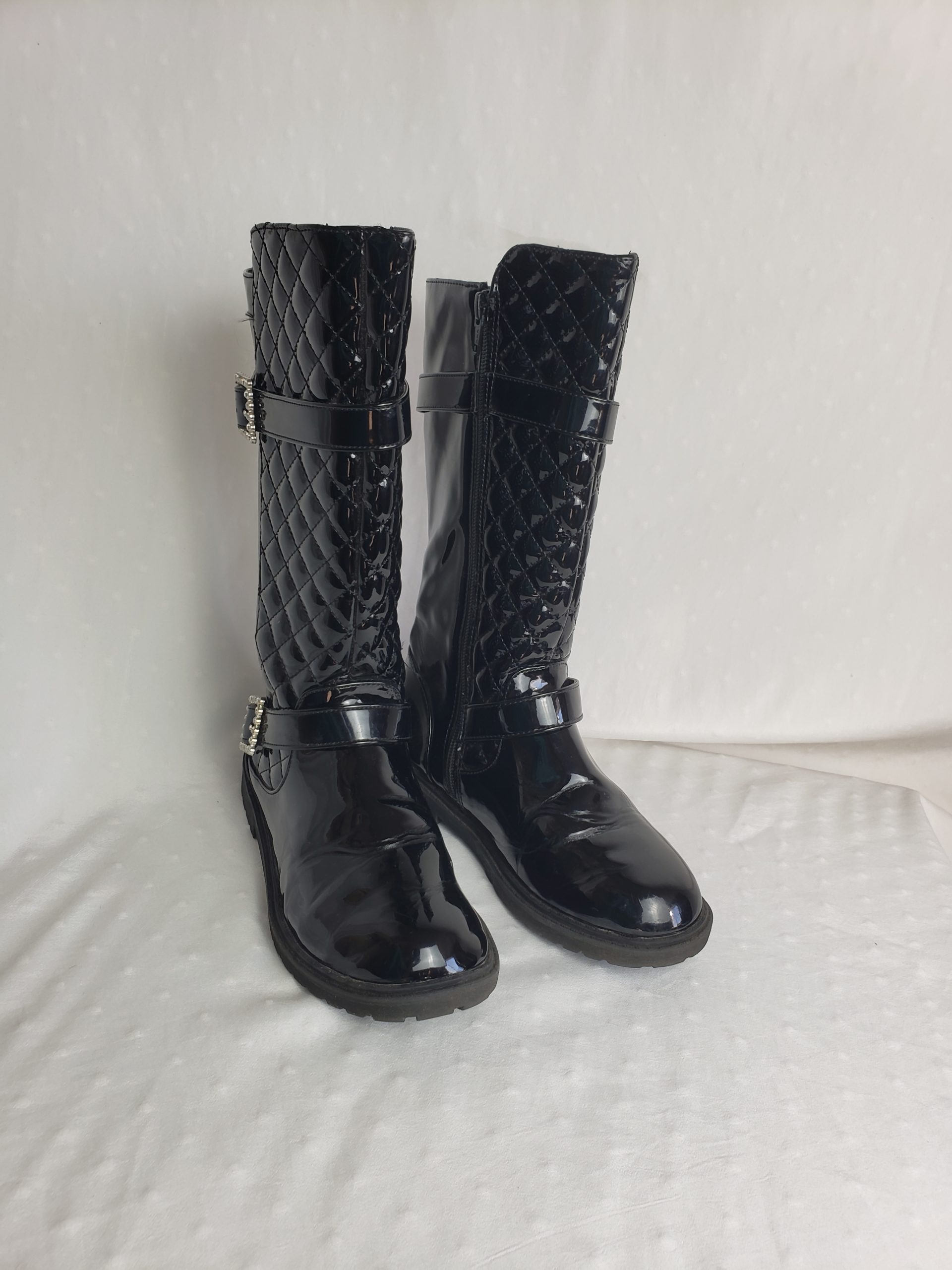 Дитячі чорні чоботи 33 розмір для дівчинки 8-9 років - стильне взуття з лакованою поверхнею 1 Дитячі чорні чоботи 33 розмір для дівчинки 8-9 років - стильне взуття з лакованою поверхнею