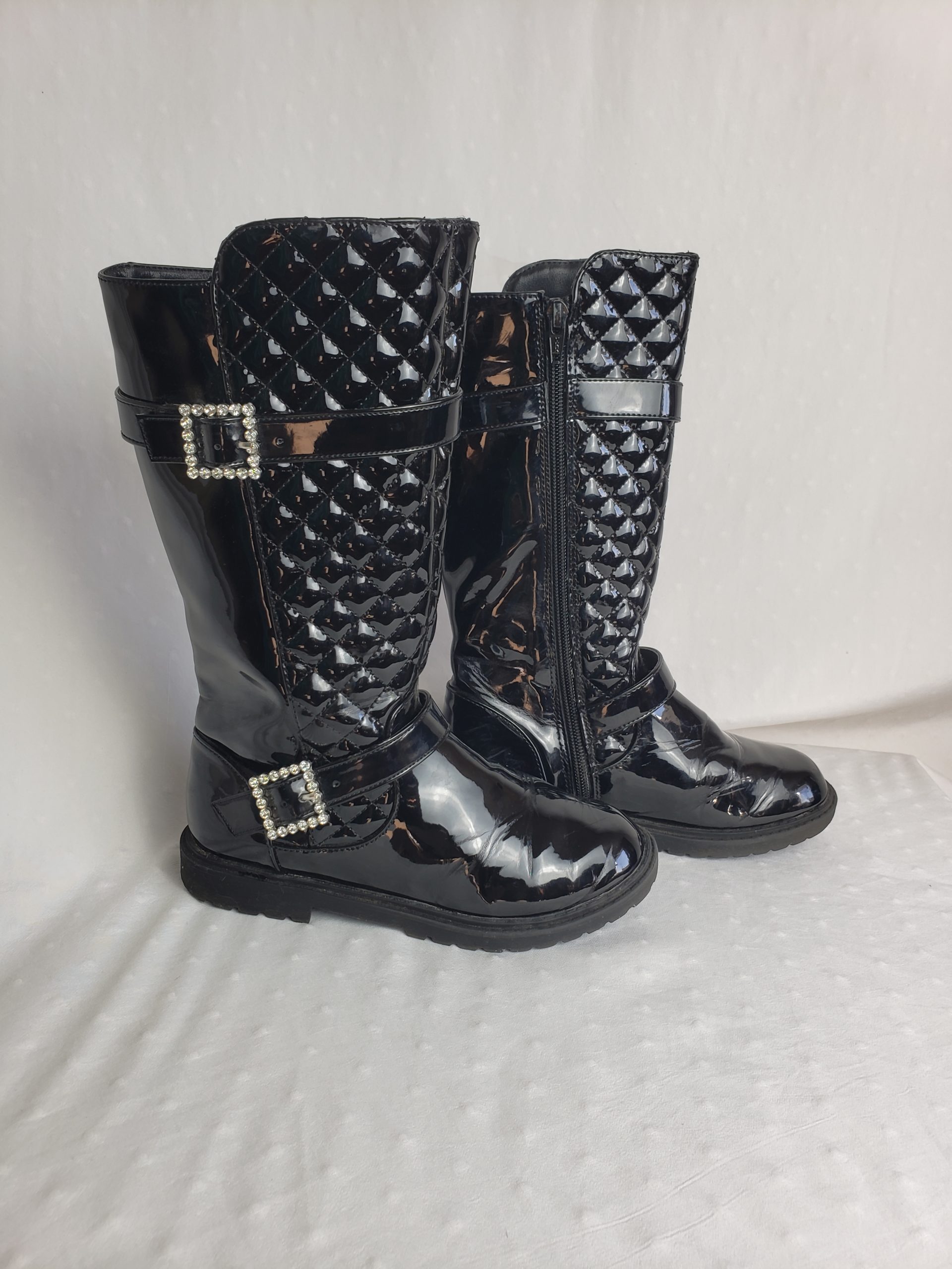 Дитячі чорні чоботи 33 розмір для дівчинки 8-9 років - стильне взуття з лакованою поверхнею 2 Дитячі чорні чоботи 33 розмір для дівчинки 8-9 років - стильне взуття з лакованою поверхнею - Зображення 2