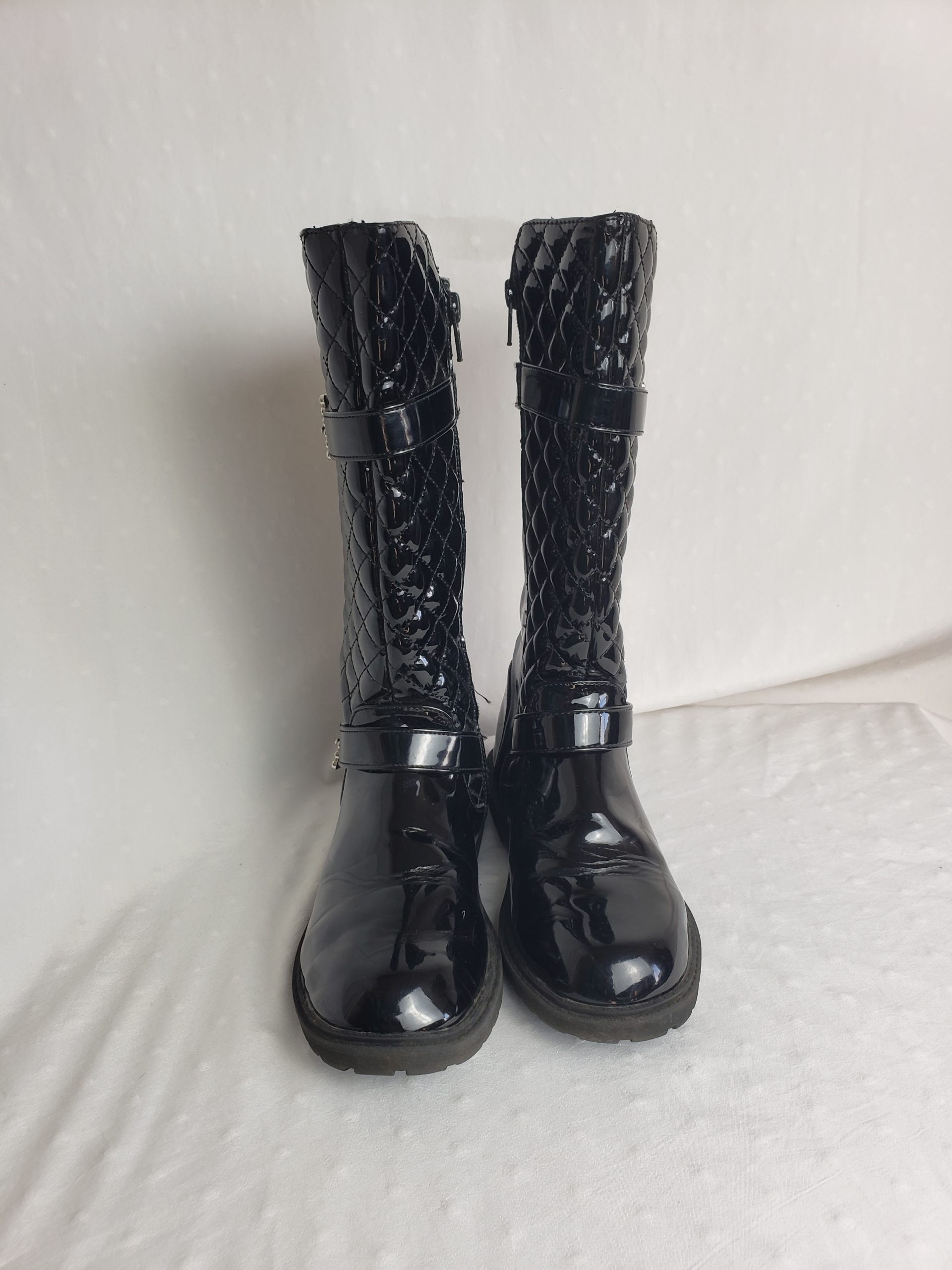 Дитячі чорні чоботи 33 розмір для дівчинки 8-9 років - стильне взуття з лакованою поверхнею 3 Дитячі чорні чоботи 33 розмір для дівчинки 8-9 років - стильне взуття з лакованою поверхнею - Зображення 3