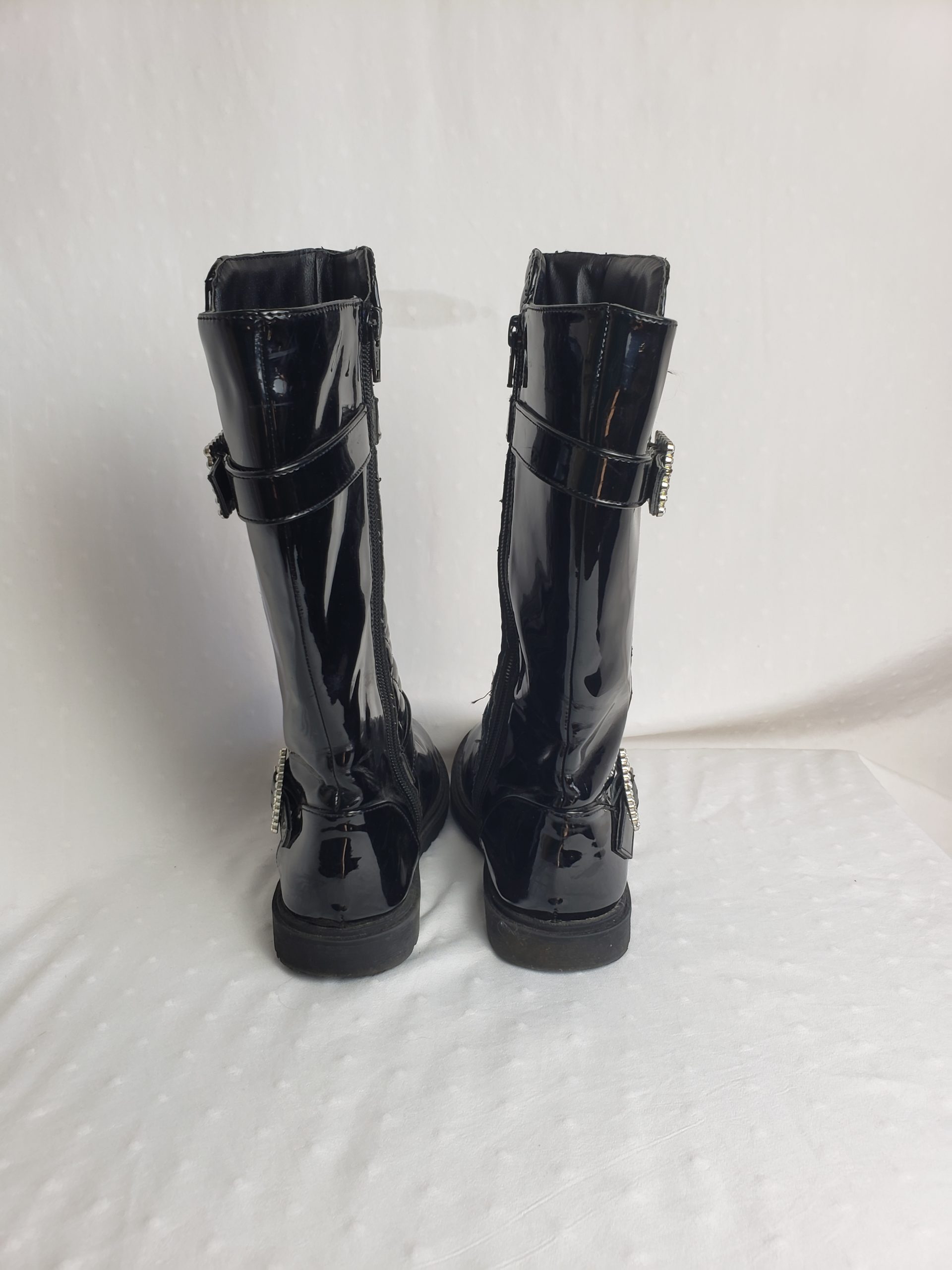 Дитячі чорні чоботи 33 розмір для дівчинки 8-9 років - стильне взуття з лакованою поверхнею 4 Дитячі чорні чоботи 33 розмір для дівчинки 8-9 років - стильне взуття з лакованою поверхнею - Зображення 4