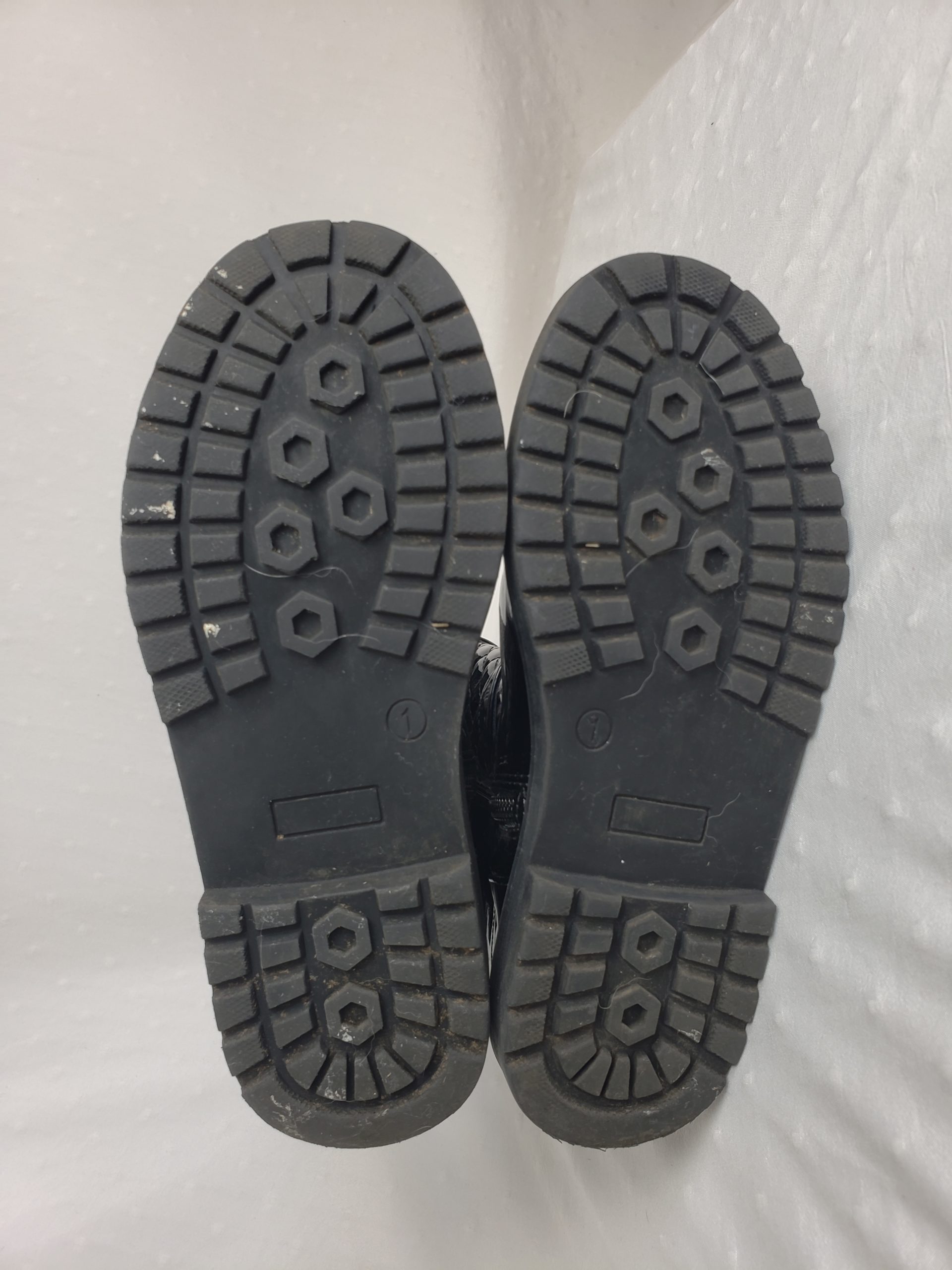 Дитячі чорні чоботи 33 розмір для дівчинки 8-9 років - стильне взуття з лакованою поверхнею 5 Дитячі чорні чоботи 33 розмір для дівчинки 8-9 років - стильне взуття з лакованою поверхнею - Зображення 5