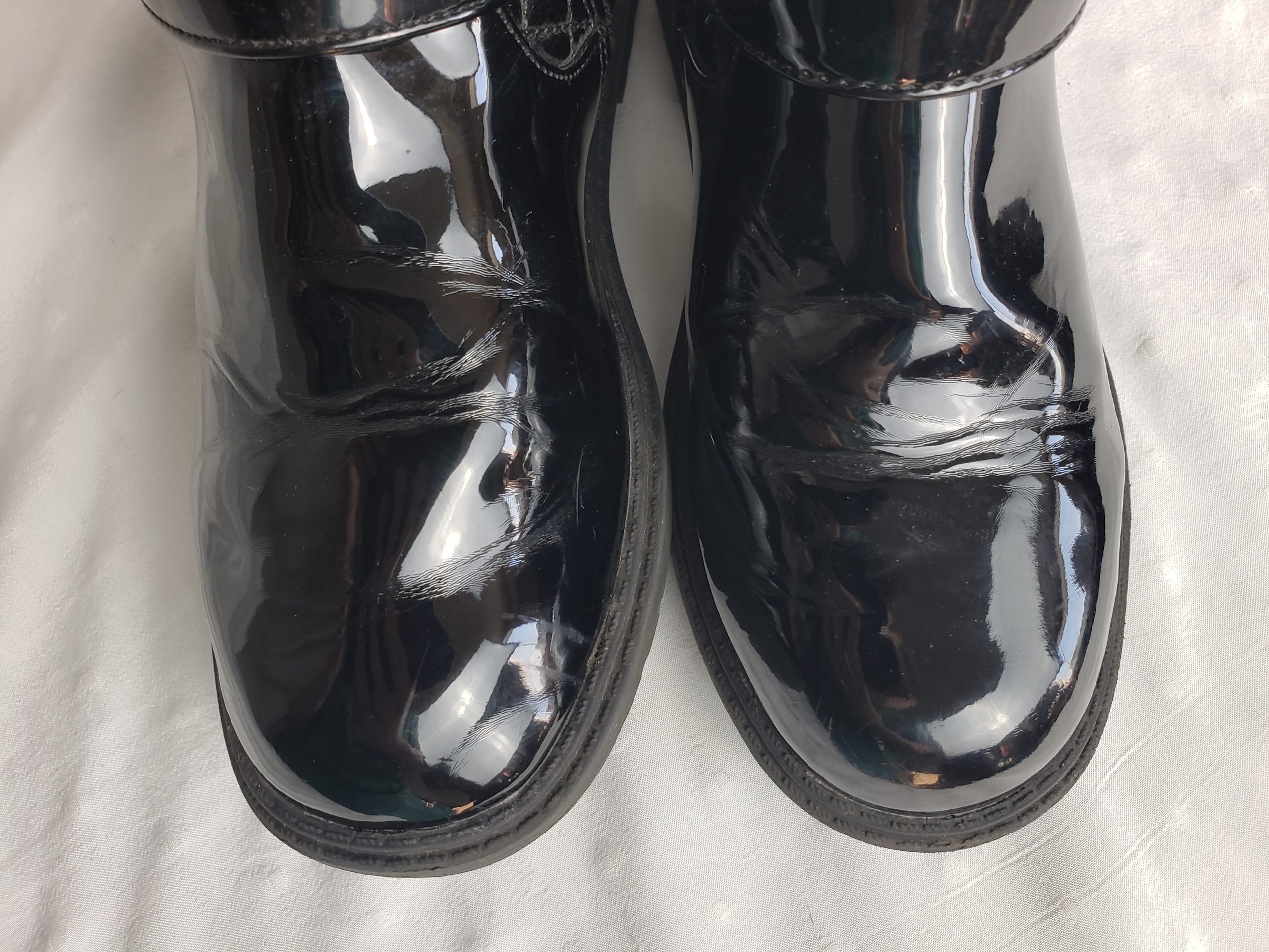 Дитячі чорні чоботи 33 розмір для дівчинки 8-9 років - стильне взуття з лакованою поверхнею 7 Дитячі чорні чоботи 33 розмір для дівчинки 8-9 років - стильне взуття з лакованою поверхнею - Зображення 7