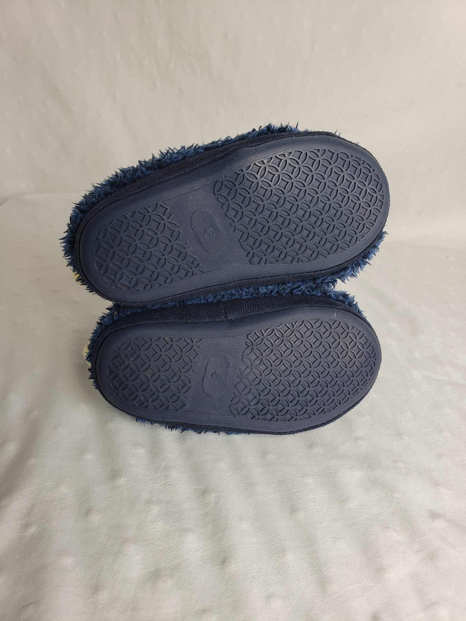 Стильні дитячі тапочки синього кольору - модний домашній комфорт для малюків 4 Стильні дитячі тапочки синього кольору - модний домашній комфорт для малюків - Зображення 4