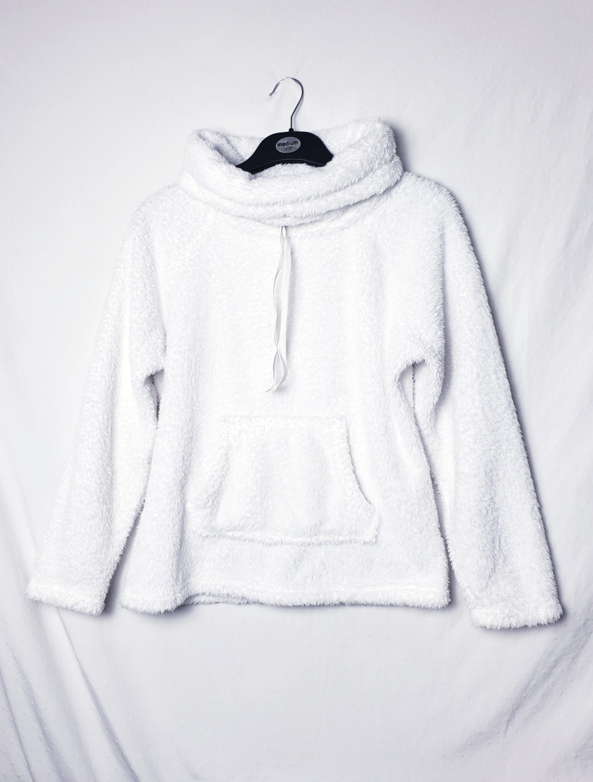 Білий плюшевий худі з капюшоном - м'який поліестер, розмір M, вживаний одяг у гарному стані 1 Білий плюшевий худі з капюшоном - м'який поліестер, розмір M, вживаний одяг у гарному стані