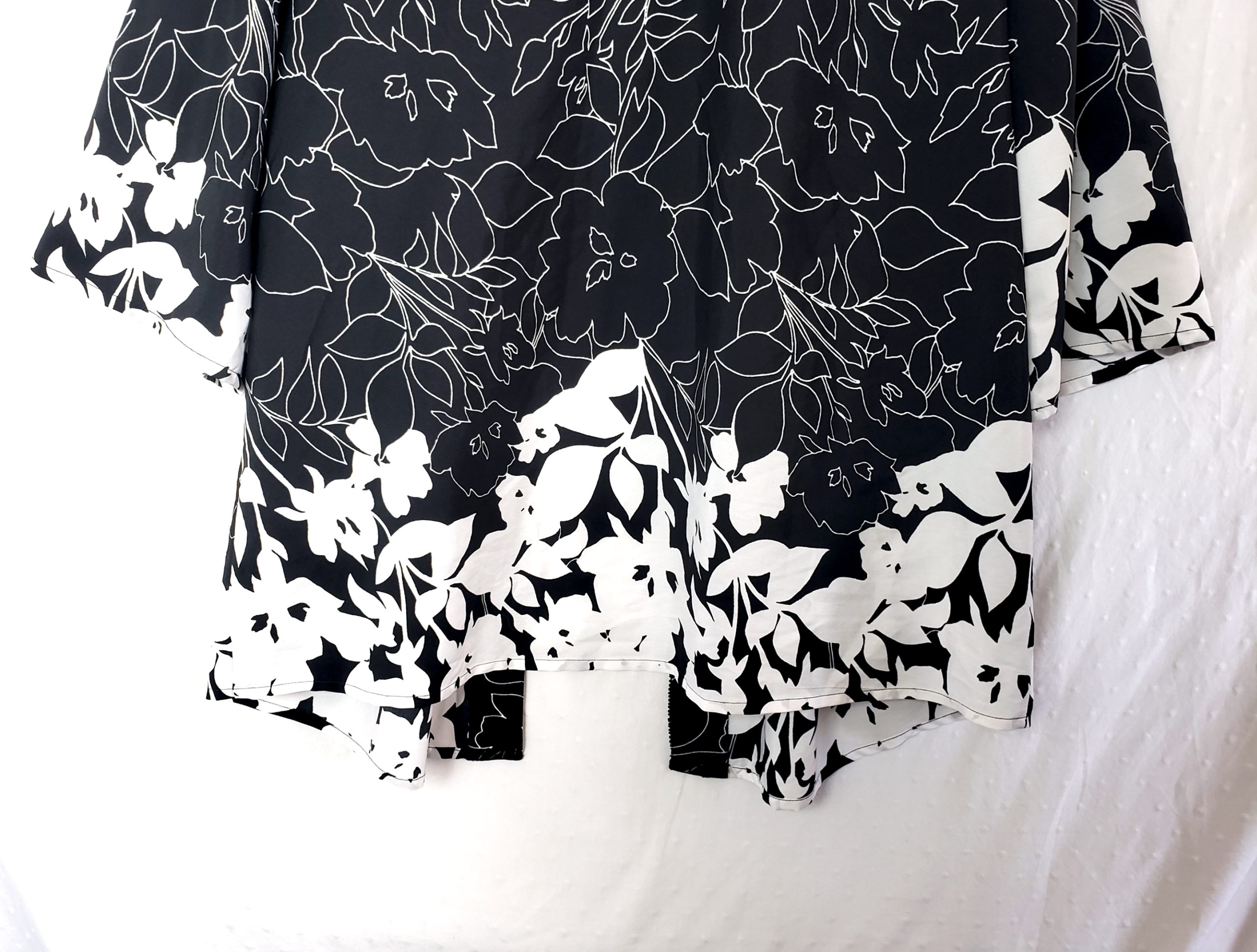 Стильна чорна блуза Together з квітковим принтом - елегантний модний тренд 2 Стильна чорна блуза Together з квітковим принтом - елегантний модний тренд - Зображення 2