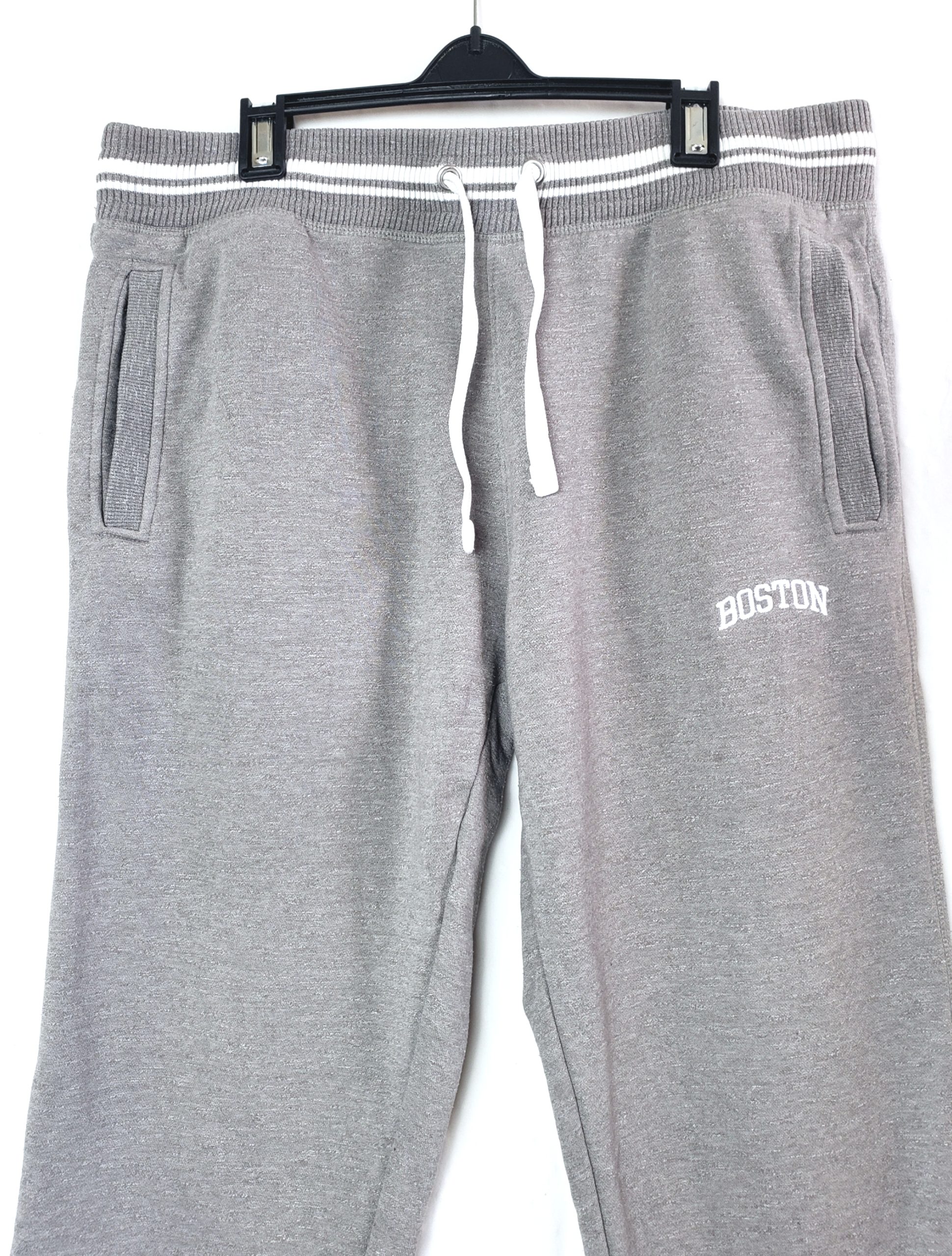 Стильні сірі спортивні штани Boston - модний casual look з характером 3 Стильні сірі спортивні штани Boston - модний casual look з характером - Зображення 3