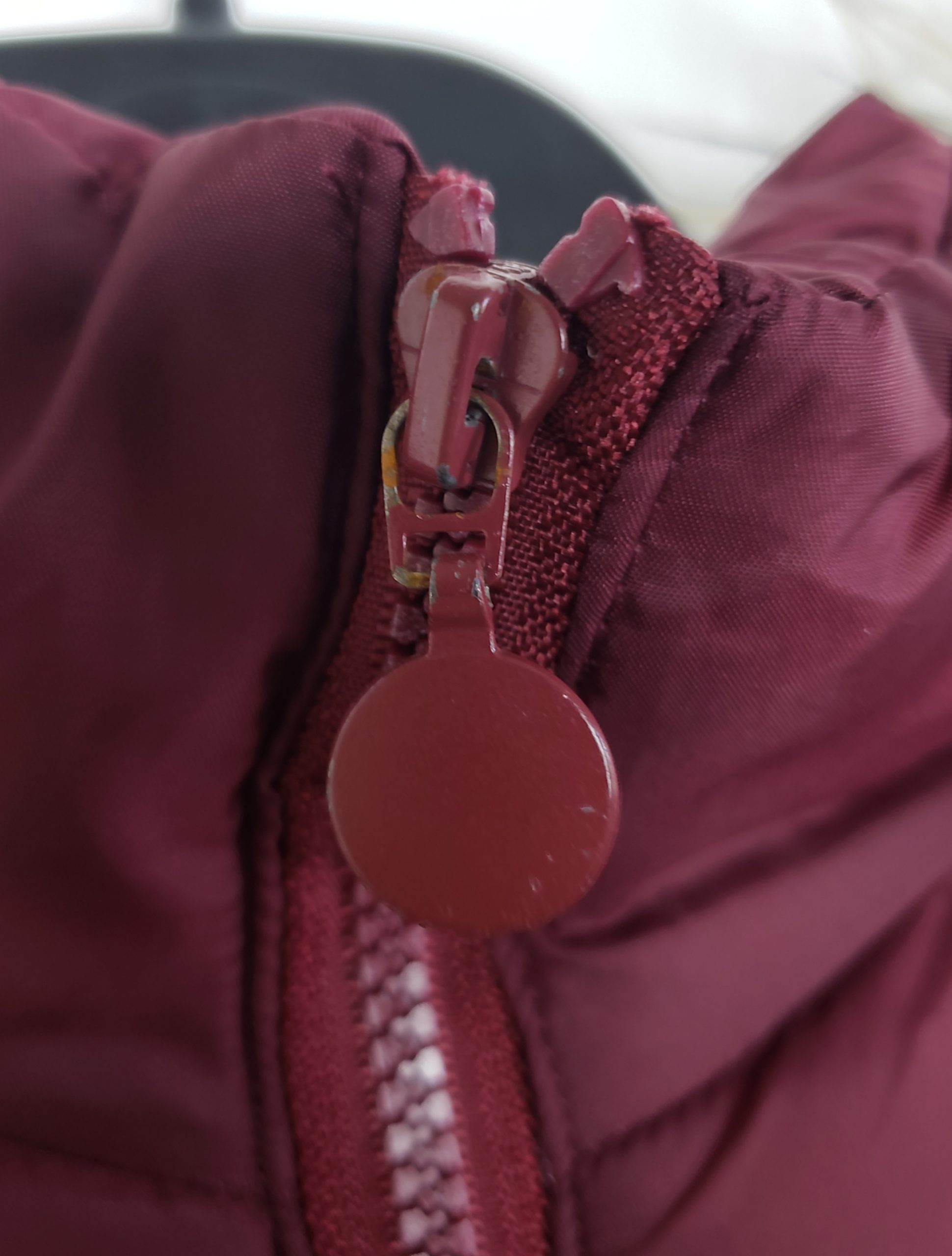 Стильна бордова куртка FLUID - модний пуховик з хутряним капюшоном, елегантний зимовий одяг 6 Стильна бордова куртка FLUID - модний пуховик з хутряним капюшоном, елегантний зимовий одяг - Зображення 6