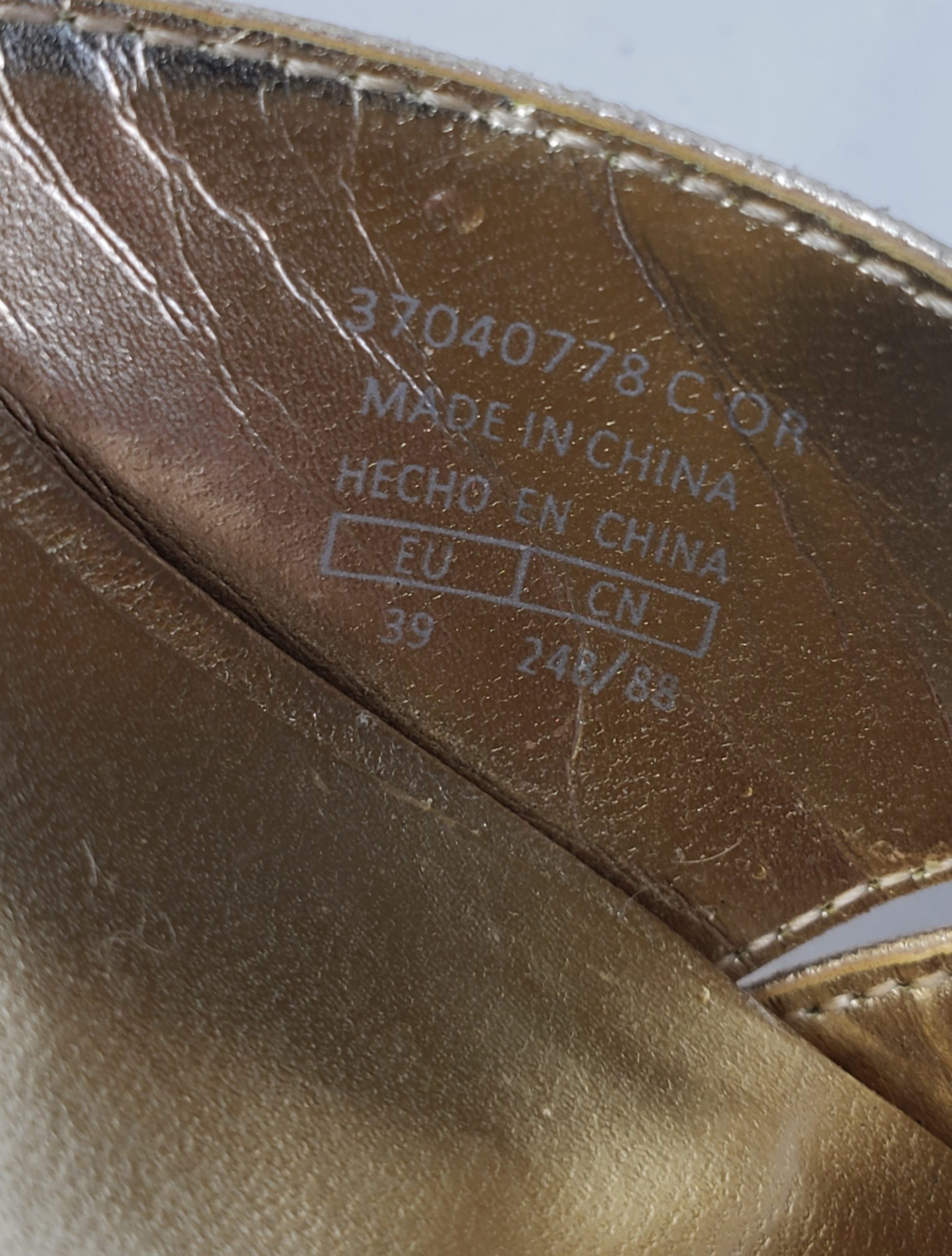 Стильні золоті босоніжки на платформі - елегантне взуття для модних образів, розмір 39 4 Стильні золоті босоніжки на платформі - елегантне взуття для модних образів, розмір 39 - Зображення 4