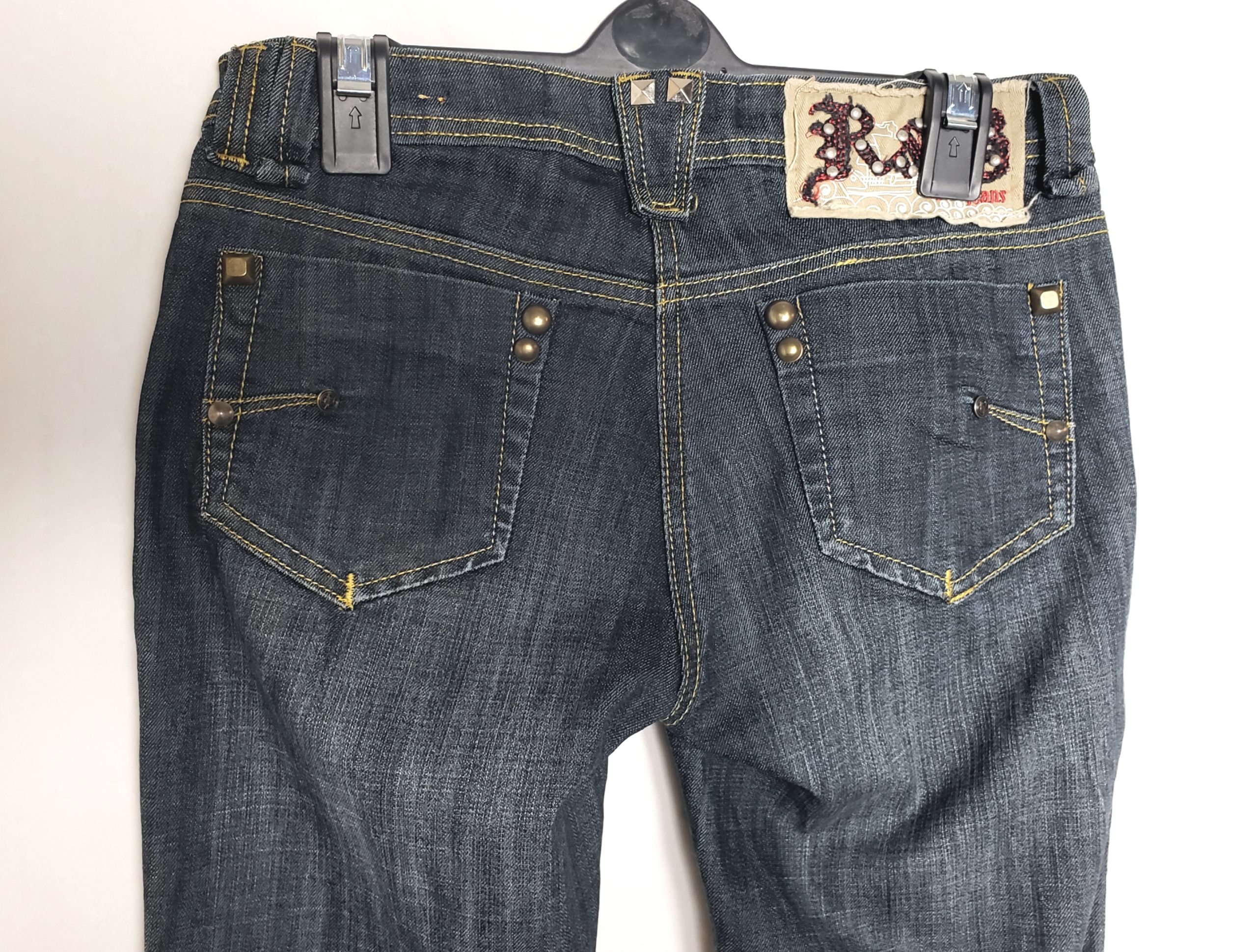 Стильні сині джинси з металевими заклепками - елегантний vintage look для модних жінок 4 Стильні сині джинси з металевими заклепками - елегантний vintage look для модних жінок - Зображення 4