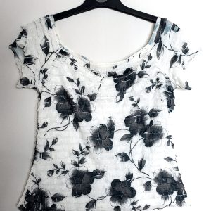 Біла блузка з квітковим принтом - ідеальна для літа, офісу та повсякденного носіння