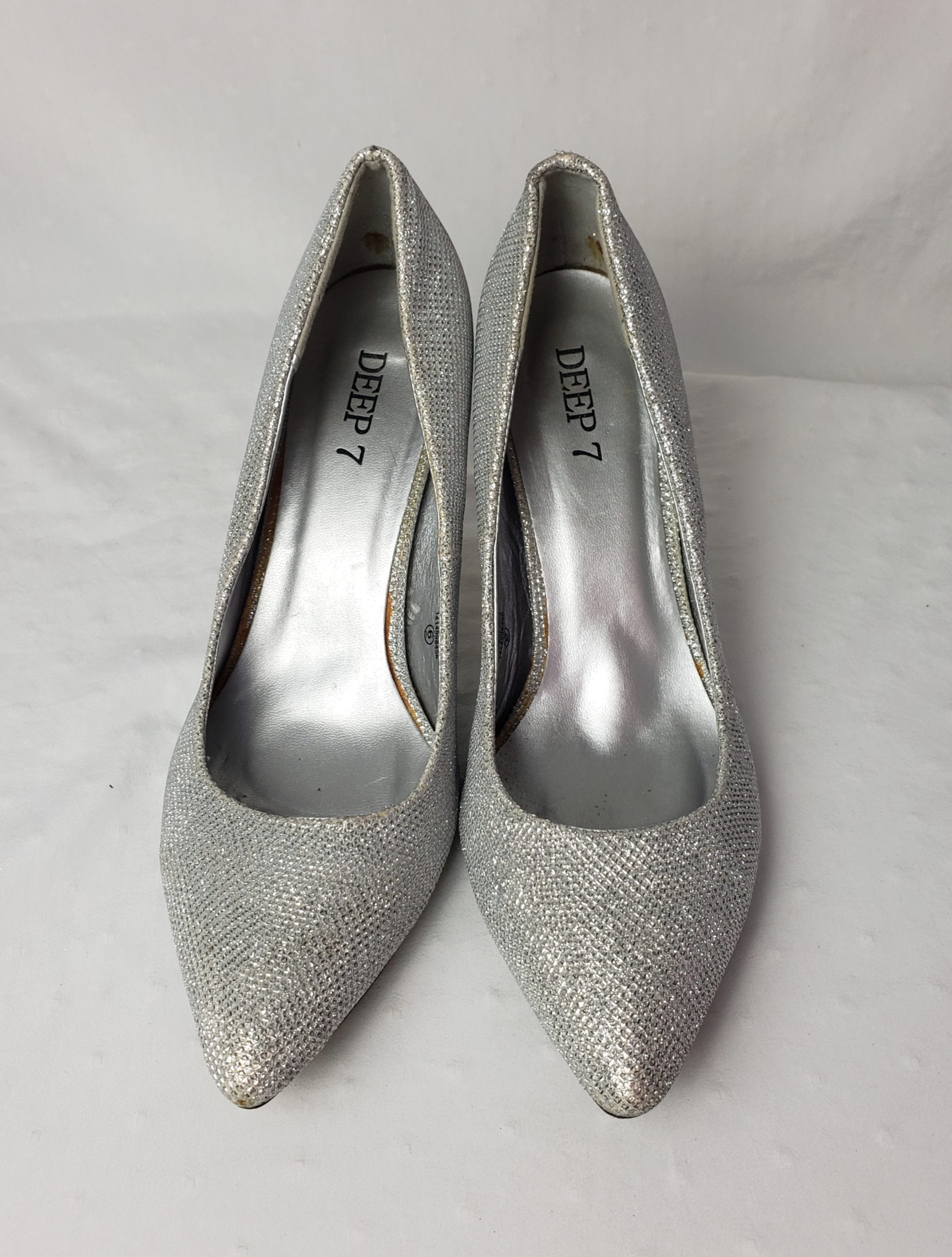 Стильні срібні туфлі на каблуку 10 см - елегантні жіночі туфлі розмір 39 2 Стильні срібні туфлі на каблуку 10 см - елегантні жіночі туфлі розмір 39 - Зображення 2