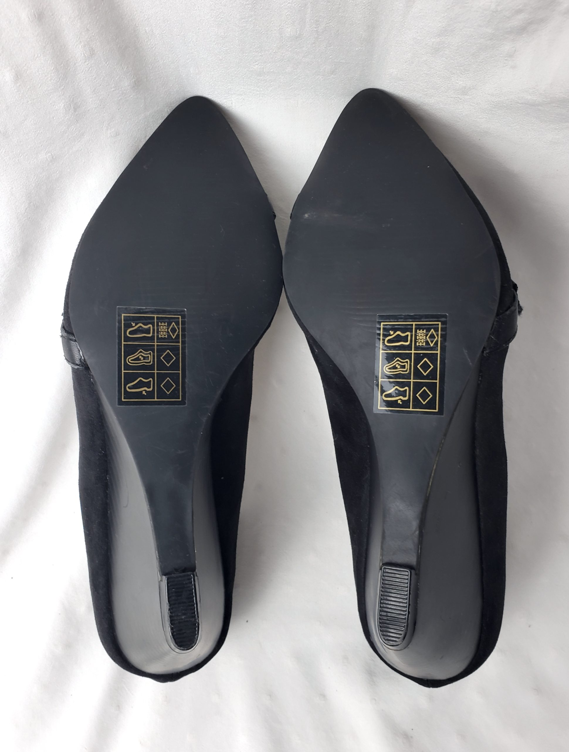 Чорні літні туфлі на каблуку 9см розмір 38 - стильне вживане взуття для офісу та вечірок 5 Чорні літні туфлі на каблуку 9см розмір 38 - стильне вживане взуття для офісу та вечірок - Зображення 5