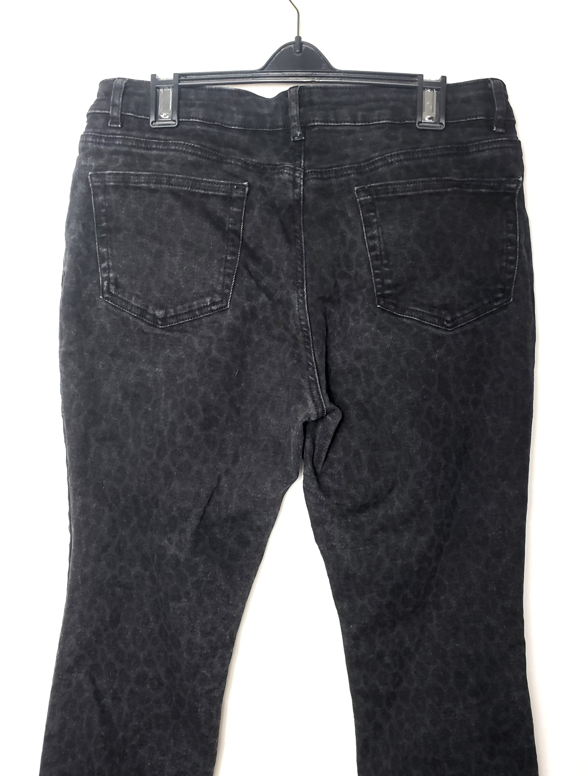 Чорні джинси скінні з принтом - стильні вживані джинси для повсякденного образу 4 Чорні джинси скінні з принтом - стильні вживані джинси для повсякденного образу - Зображення 4