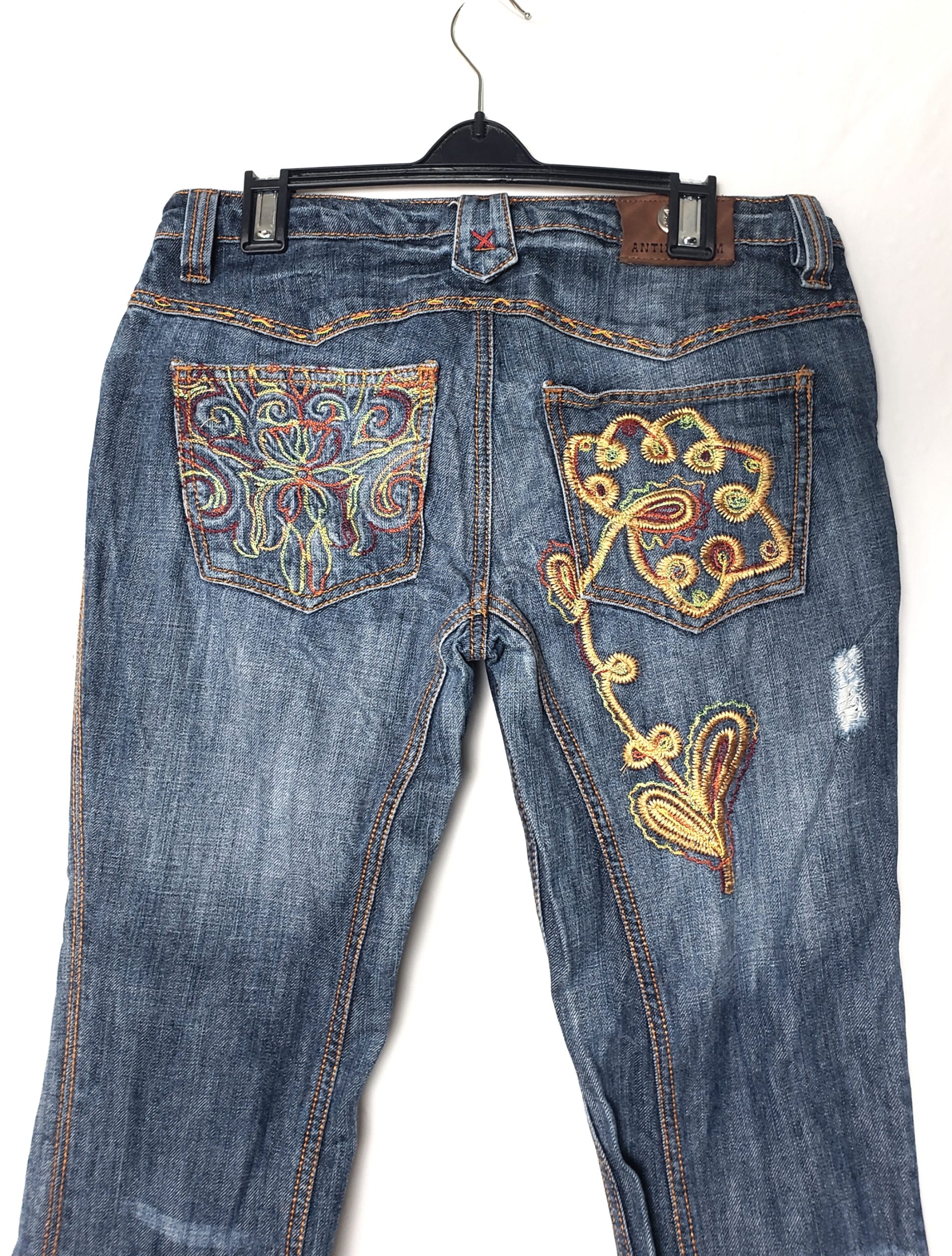 Джинси Antik Denim з вишивкою синього кольору - винтажний стиль для повсякденного носіння 3 Джинси Antik Denim з вишивкою синього кольору - винтажний стиль для повсякденного носіння - Зображення 3