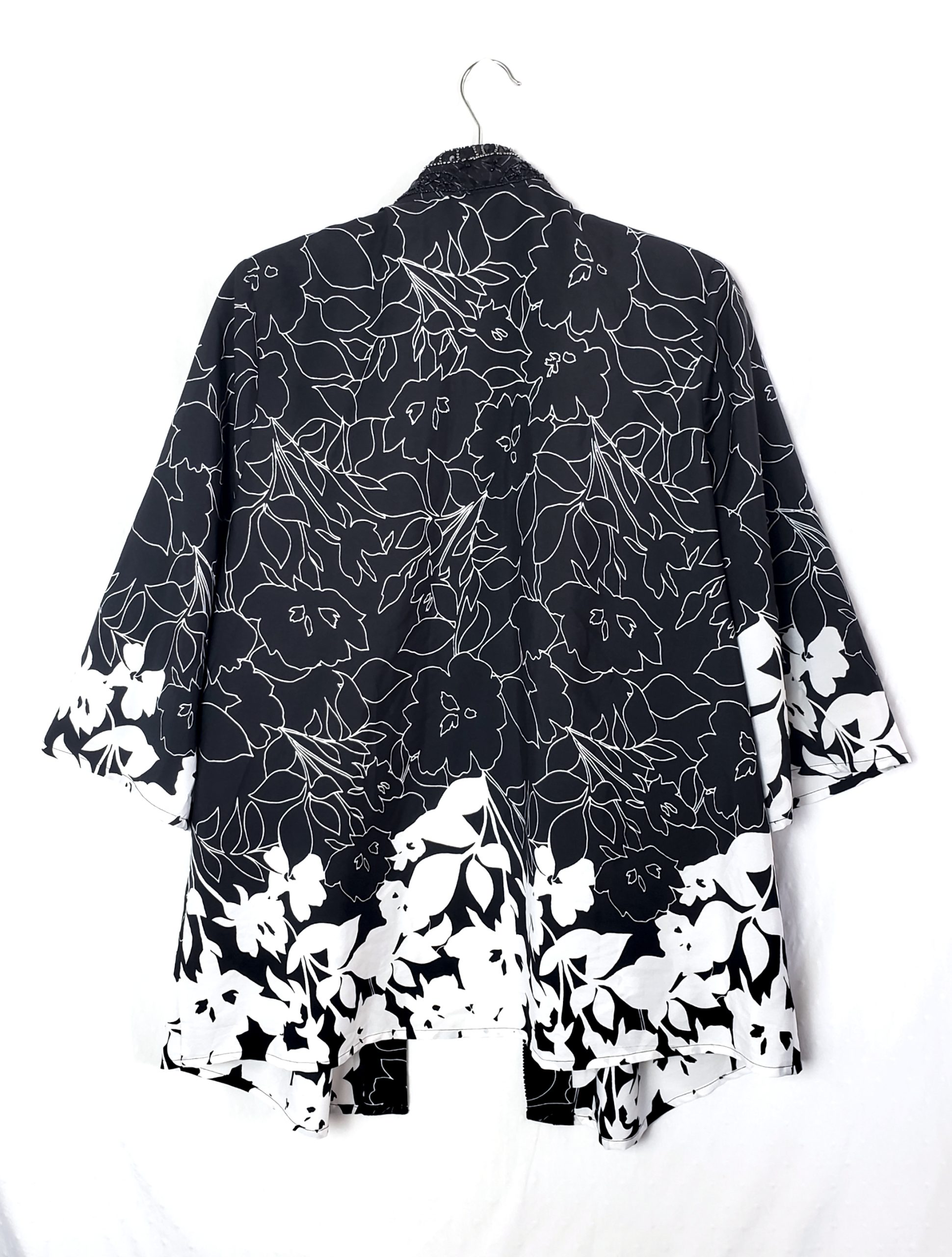 Стильна чорна блуза Together з квітковим принтом - елегантний модний тренд 1 Стильна чорна блуза Together з квітковим принтом - елегантний модний тренд