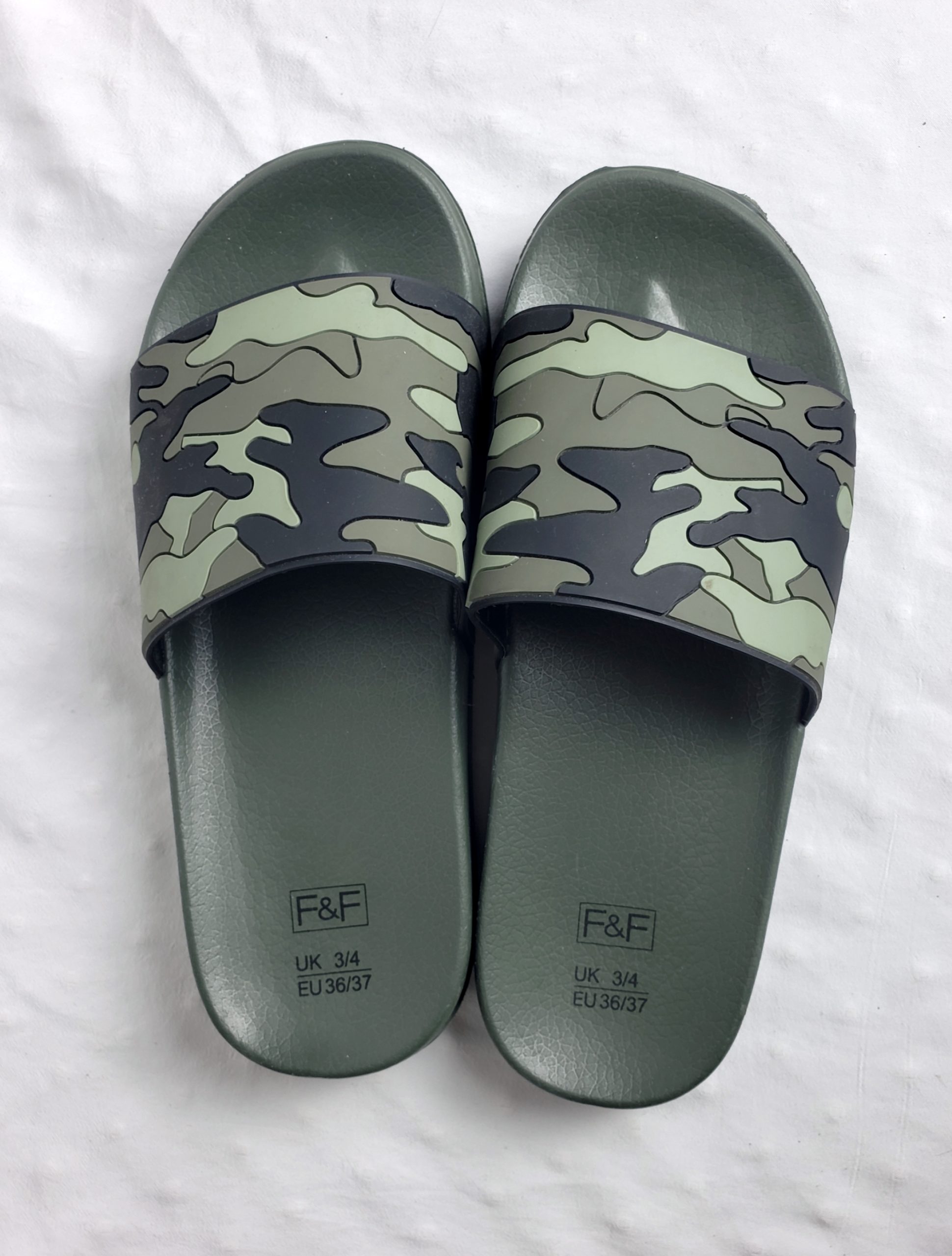 Стильні сланці з камуфляжним принтом - модне взуття хакі для літа 2 Стильні сланці з камуфляжним принтом - модне взуття хакі для літа - Зображення 2