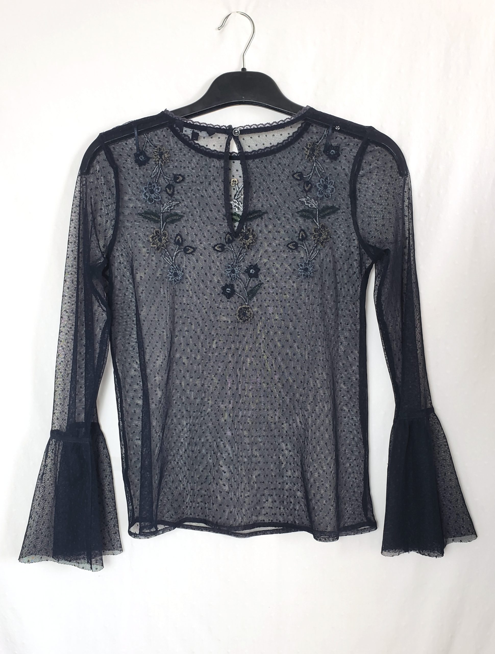 Стильна чорна блуза з вишивкою Next - елегантний винтажний стиль з романтичними рукавами-клеш 2 Стильна чорна блуза з вишивкою Next - елегантний винтажний стиль з романтичними рукавами-клеш - Зображення 2