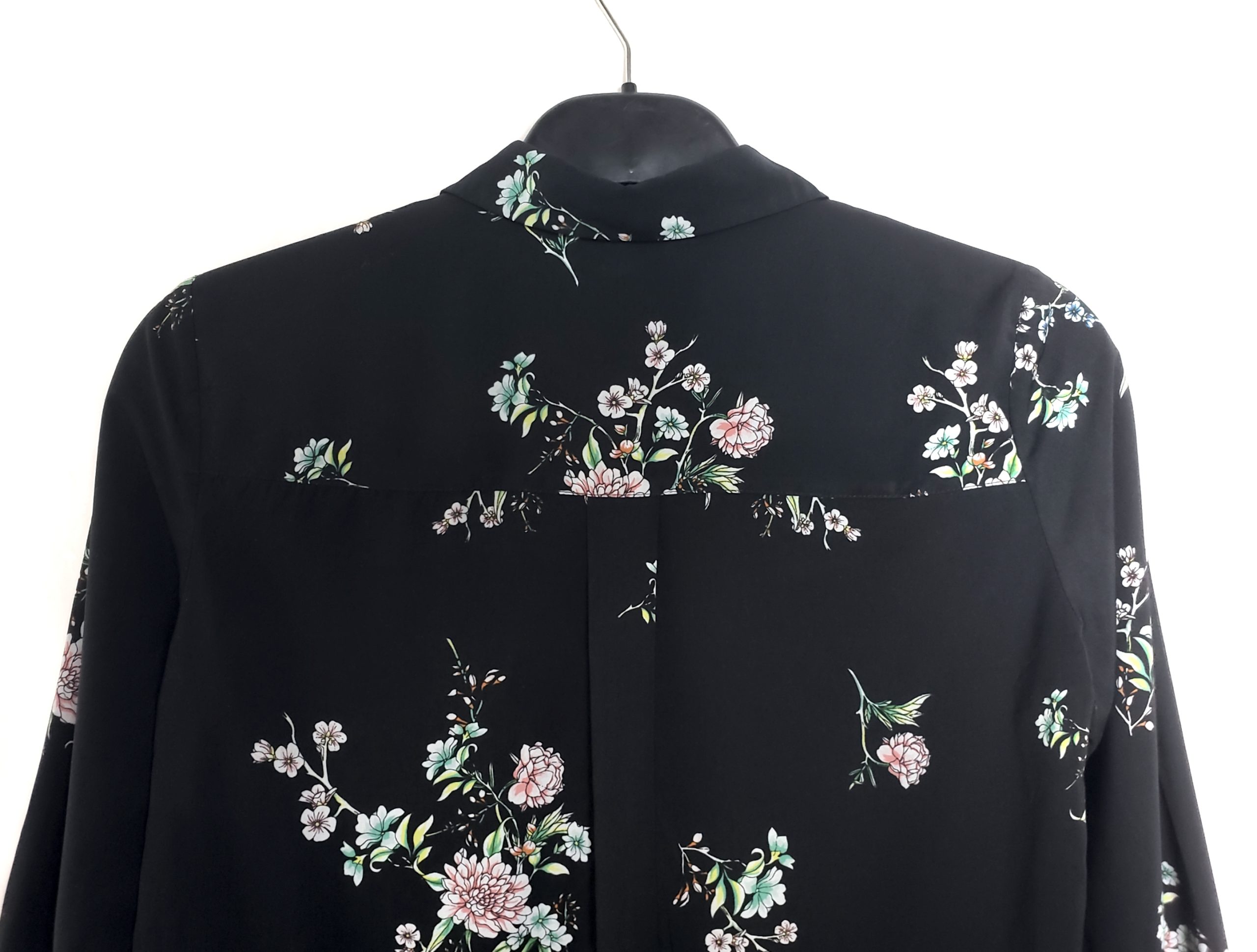 Стильна чорна блуза з квітковим принтом - елегантна сорочка для модного образу 3 Стильна чорна блуза з квітковим принтом - елегантна сорочка для модного образу - Зображення 3