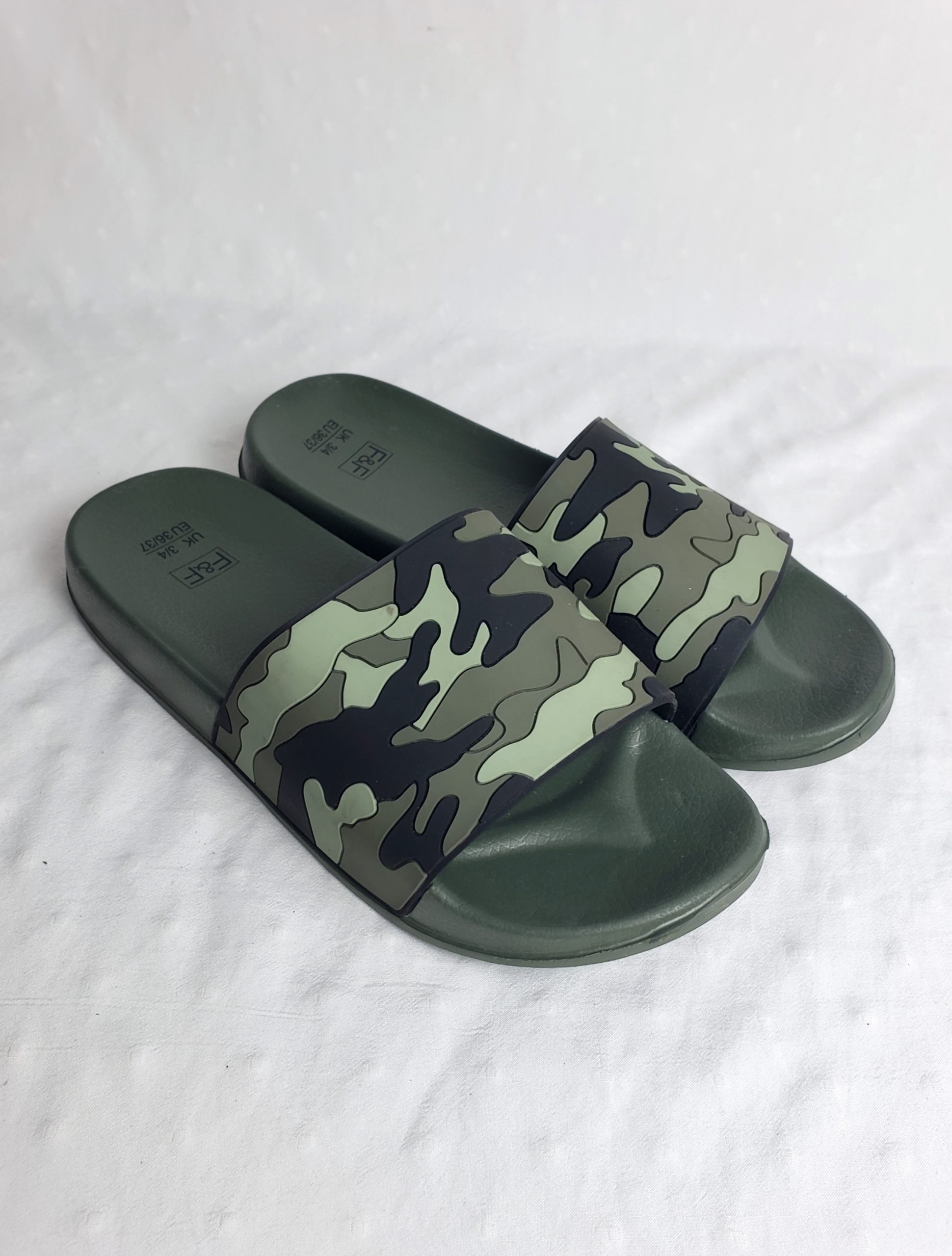 Стильні сланці з камуфляжним принтом - модне взуття хакі для літа 3 Стильні сланці з камуфляжним принтом - модне взуття хакі для літа - Зображення 3