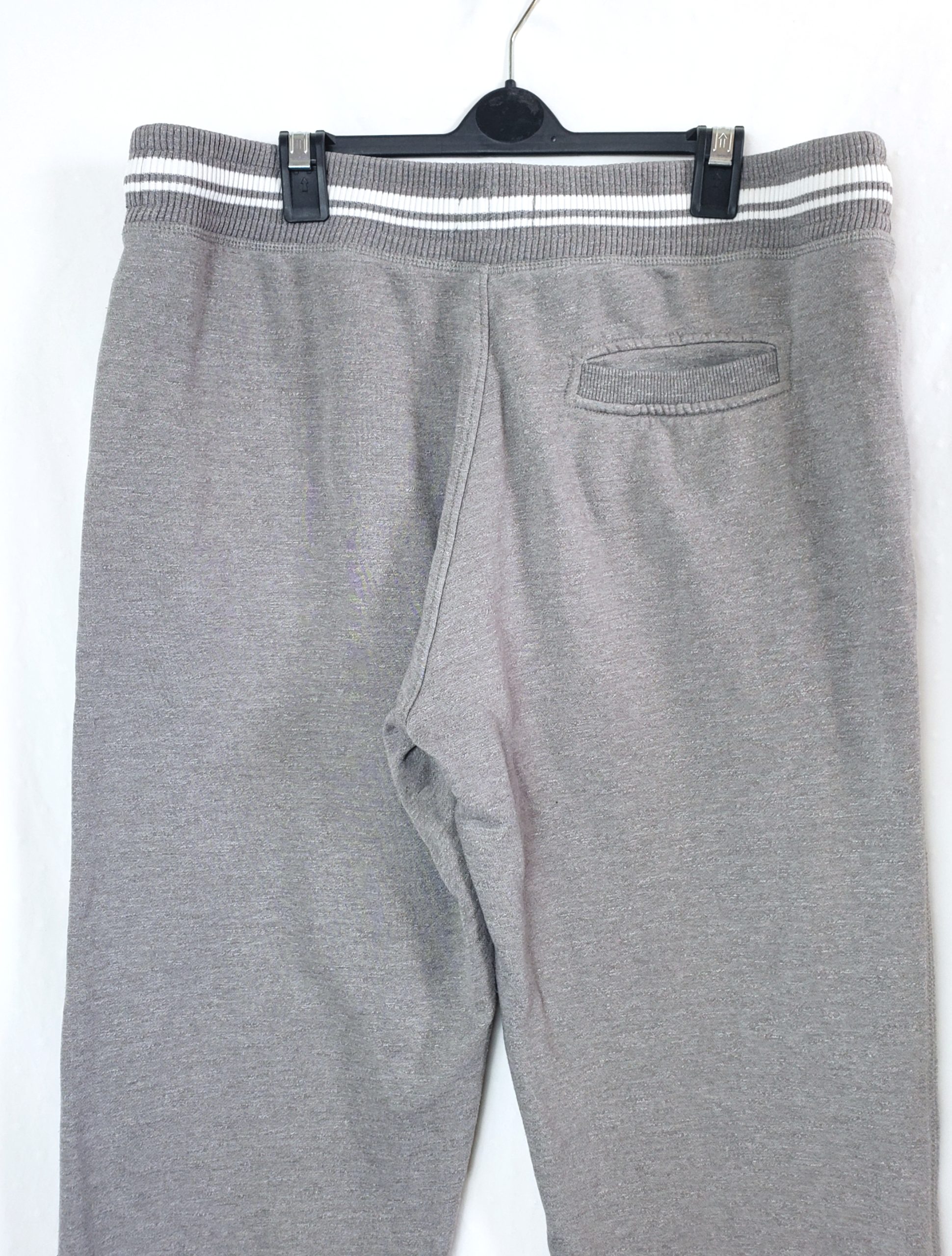 Стильні сірі спортивні штани Boston - модний casual look з характером 4 Стильні сірі спортивні штани Boston - модний casual look з характером - Зображення 4