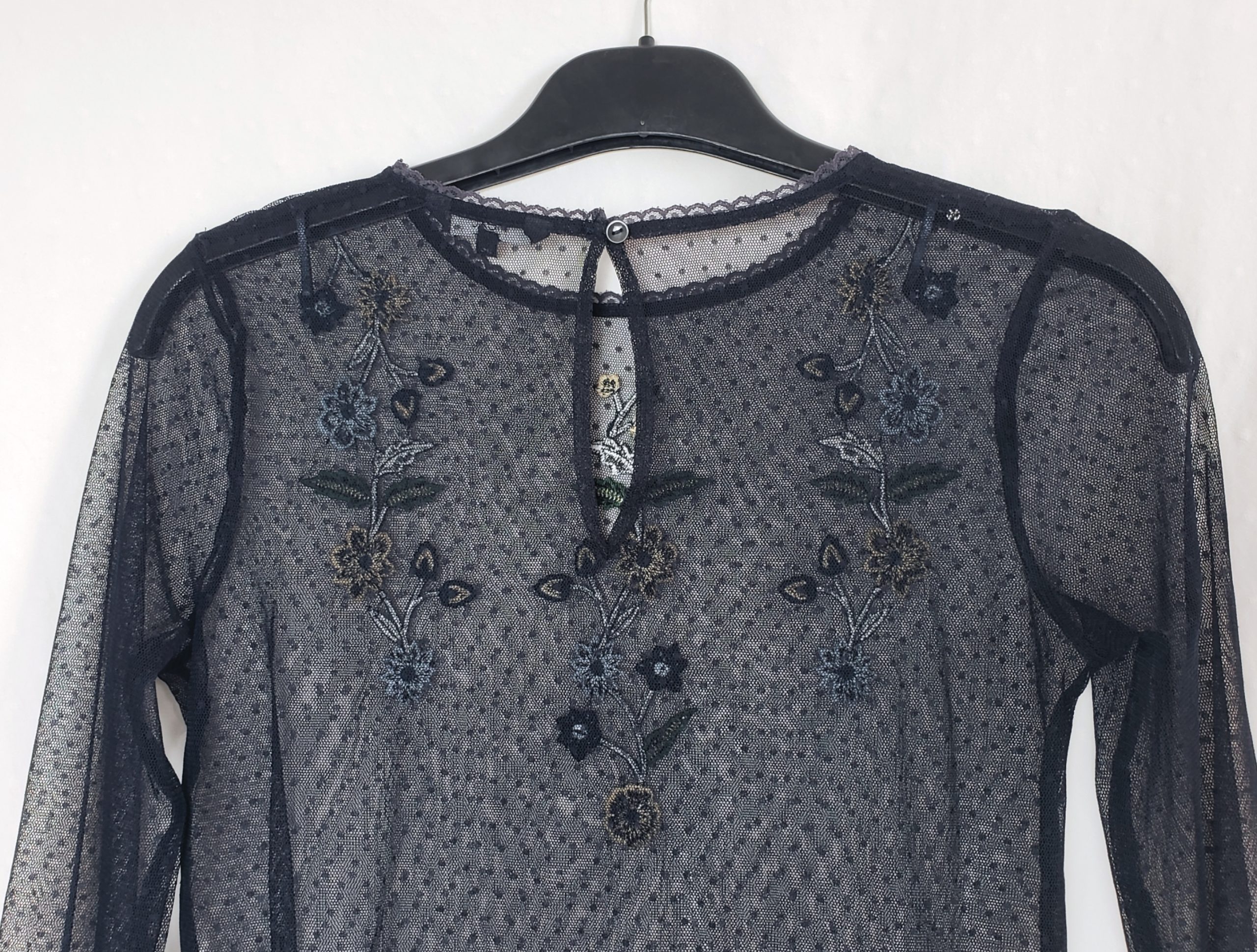 Стильна чорна блуза з вишивкою Next - елегантний винтажний стиль з романтичними рукавами-клеш 4 Стильна чорна блуза з вишивкою Next - елегантний винтажний стиль з романтичними рукавами-клеш - Зображення 4