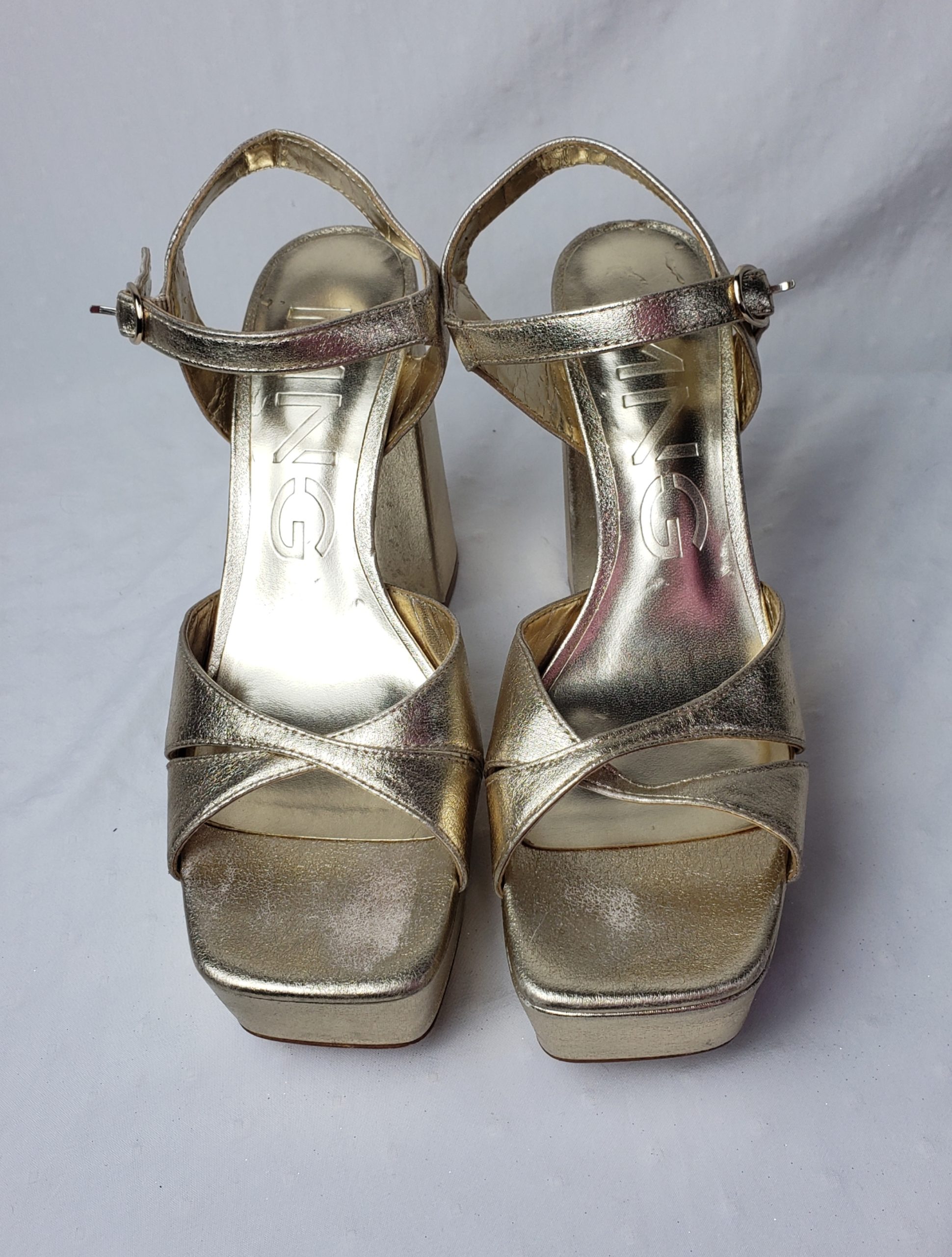 Стильні золоті босоніжки на платформі - елегантне взуття для модних образів, розмір 39 5 Стильні золоті босоніжки на платформі - елегантне взуття для модних образів, розмір 39 - Зображення 5