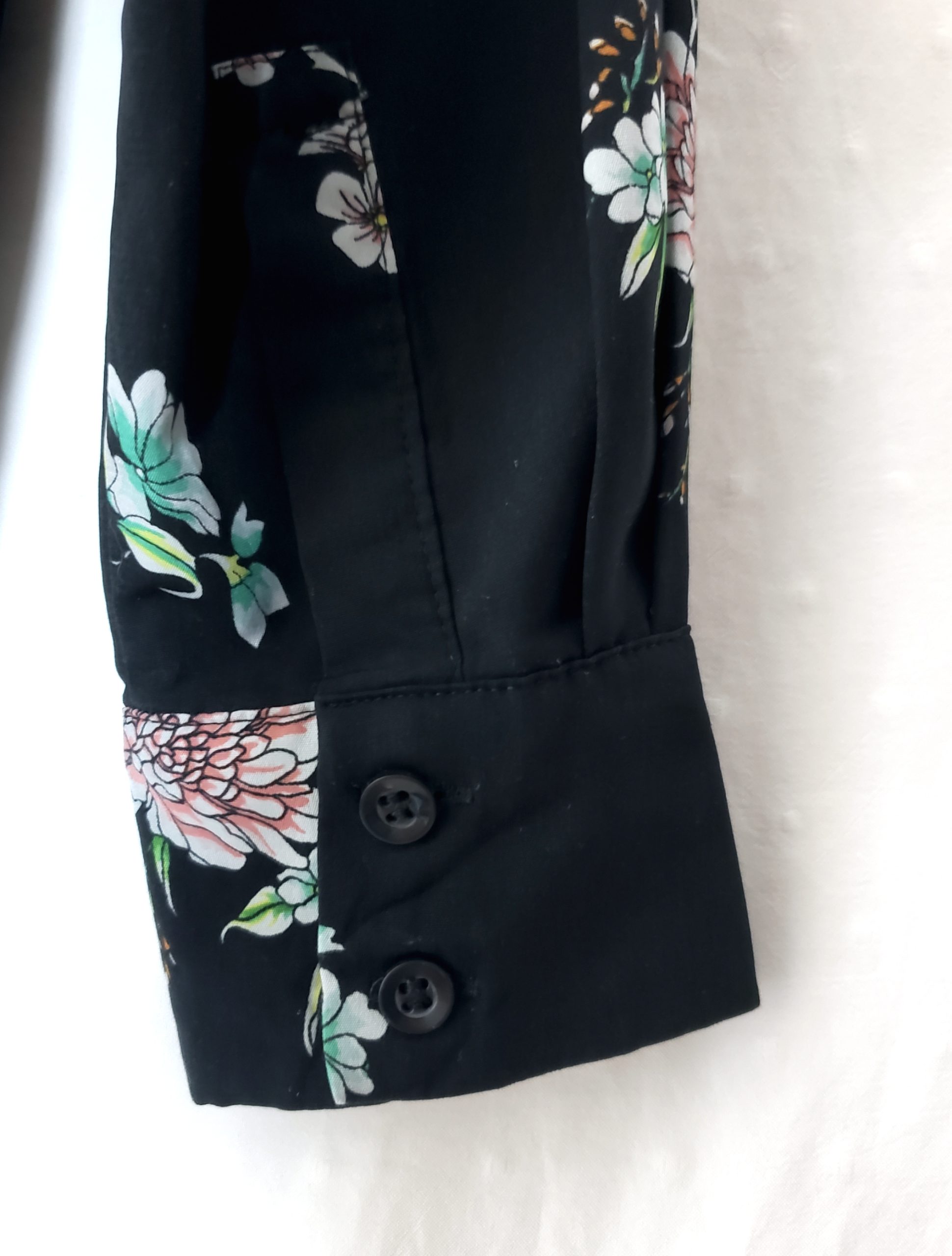 Стильна чорна блуза з квітковим принтом - елегантна сорочка для модного образу 5 Стильна чорна блуза з квітковим принтом - елегантна сорочка для модного образу - Зображення 5