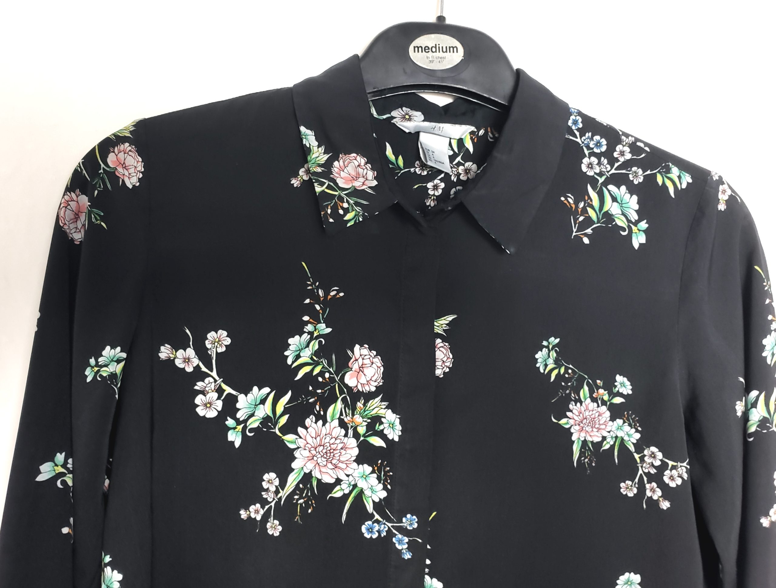 Стильна чорна блуза з квітковим принтом - елегантна сорочка для модного образу 2 Стильна чорна блуза з квітковим принтом - елегантна сорочка для модного образу - Зображення 2