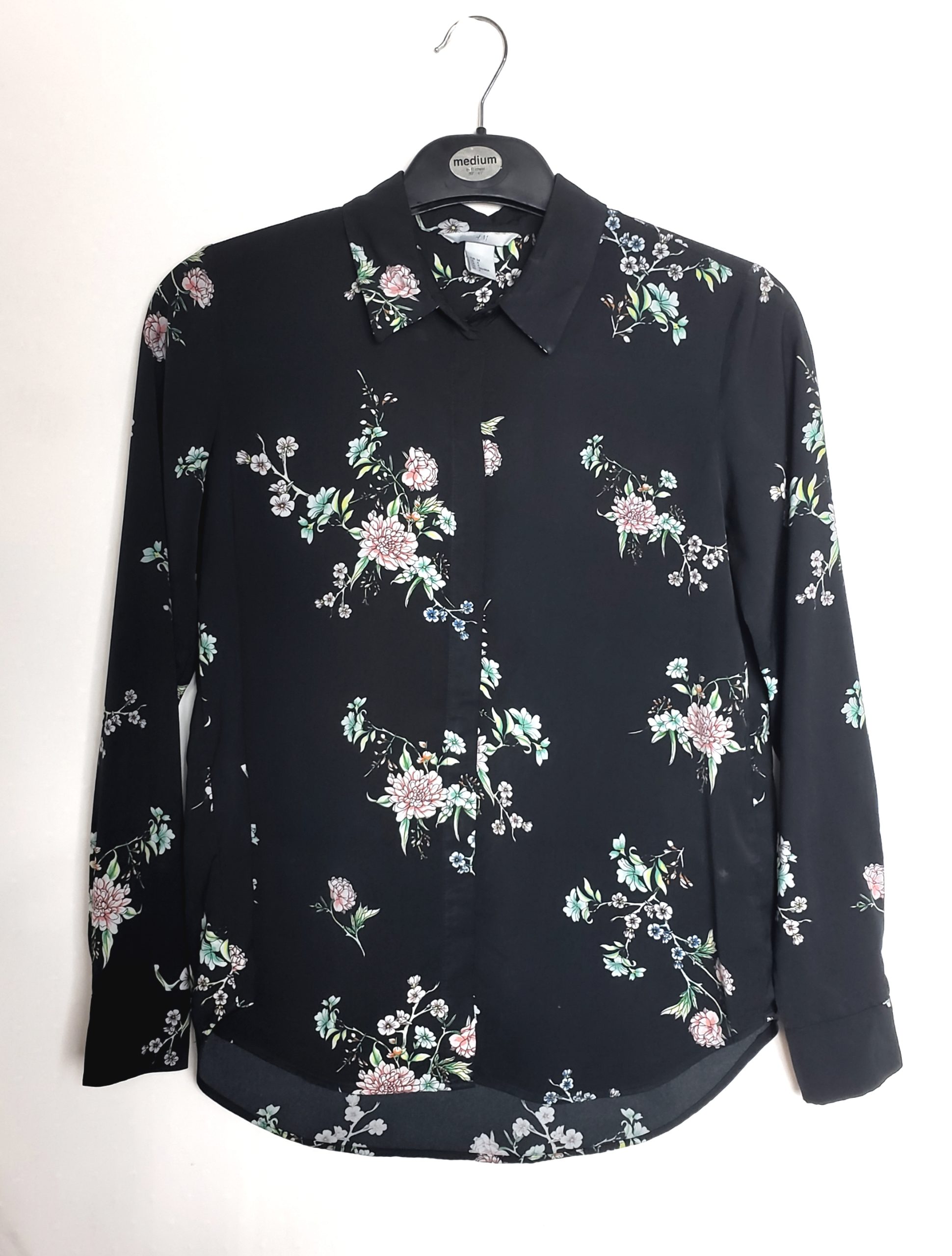 Стильна чорна блуза з квітковим принтом - елегантна сорочка для модного образу 1 Стильна чорна блуза з квітковим принтом - елегантна сорочка для модного образу