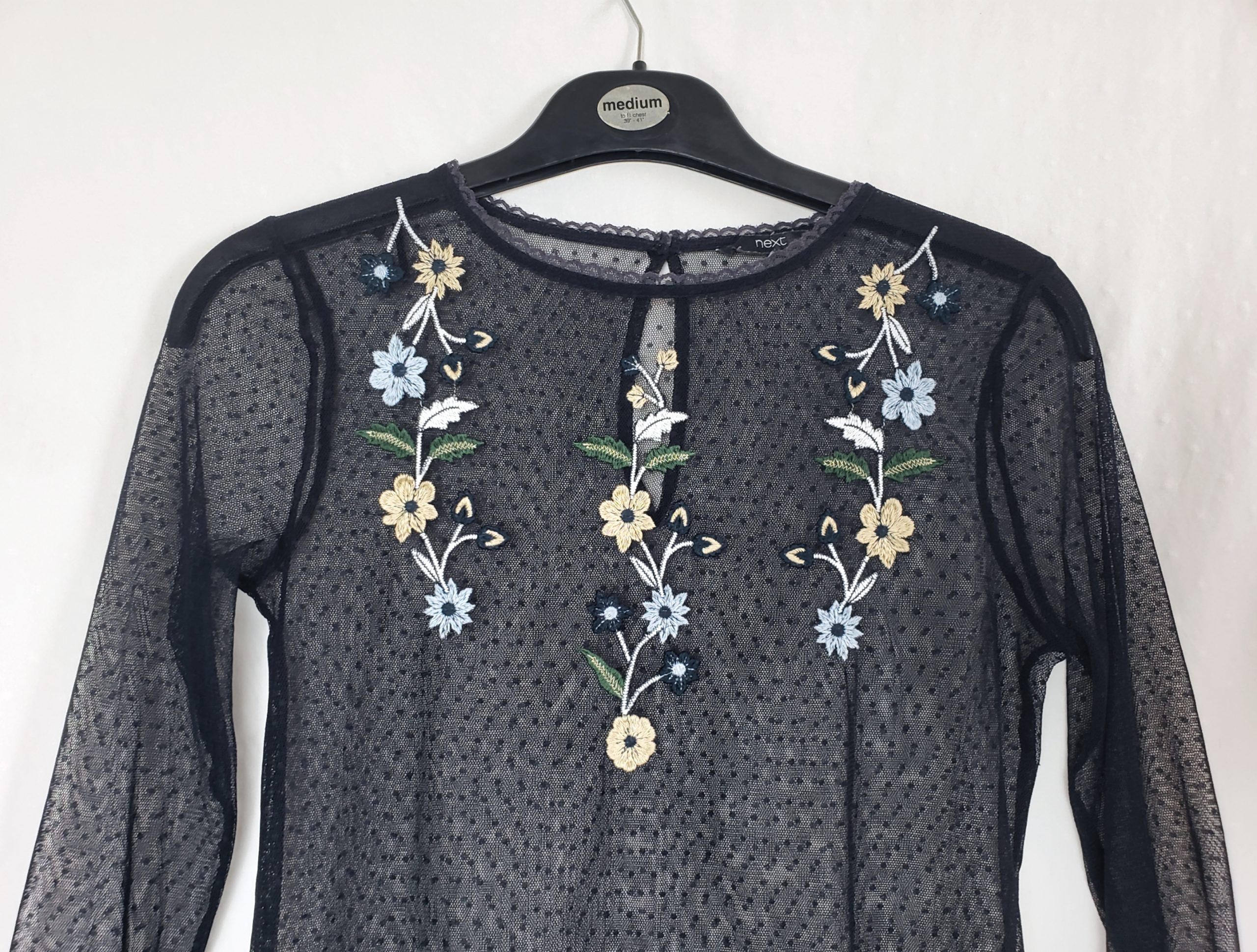 Стильна чорна блуза з вишивкою Next - елегантний винтажний стиль з романтичними рукавами-клеш 3 Стильна чорна блуза з вишивкою Next - елегантний винтажний стиль з романтичними рукавами-клеш - Зображення 3