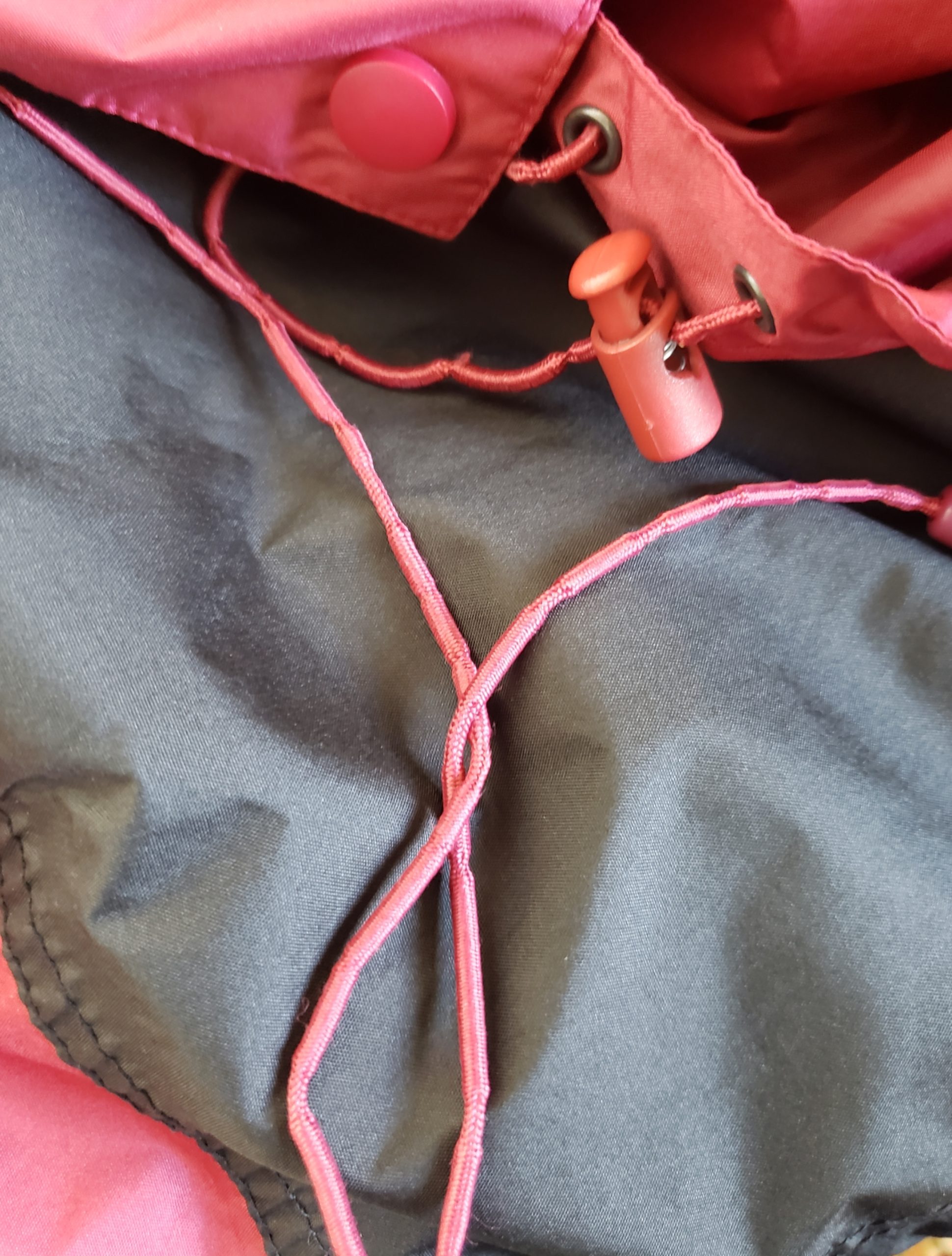 Вітровка червоно-чорна вінтажна - стильний верхній одяг для активного життя та міжсезоння 7 Вітровка червоно-чорна вінтажна - стильний верхній одяг для активного життя та міжсезоння - Зображення 7