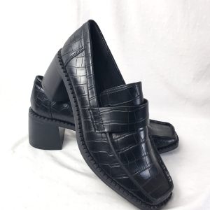 Стильні чорні туфлі з лакованої шкіри - елегантні лофери з крокодиловим принтом