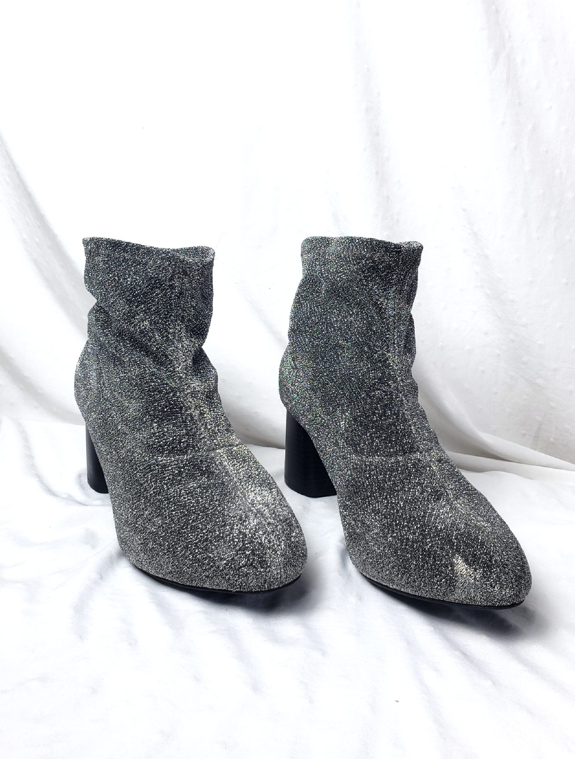 Срібні блискучі ботильйони на каблуку - універсальне взуття для весни, літа та осені розмір 43-44 1 Срібні блискучі ботильйони на каблуку - універсальне взуття для весни, літа та осені розмір 43-44