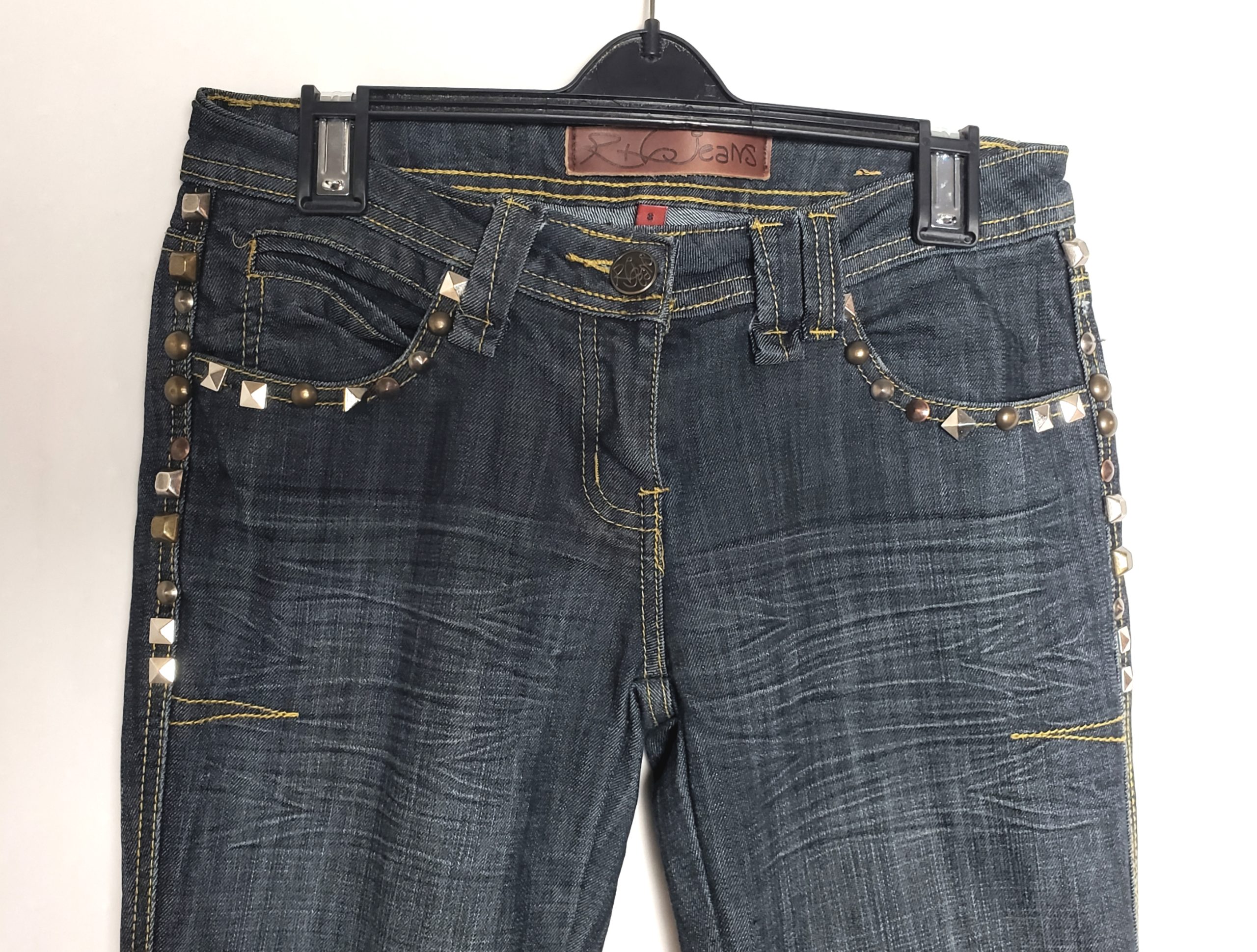 Стильні сині джинси з металевими заклепками - елегантний vintage look для модних жінок 3 Стильні сині джинси з металевими заклепками - елегантний vintage look для модних жінок - Зображення 3