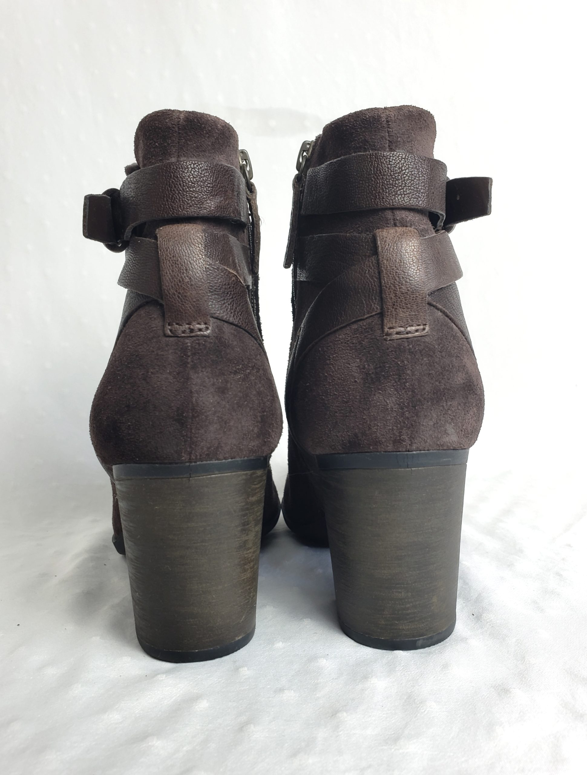 Стильні коричневі черевики Clarks Collection - елегантна замша з каблуком 9 см, розмір 40 10 Стильні коричневі черевики Clarks Collection - елегантна замша з каблуком 9 см, розмір 40 - Зображення 10