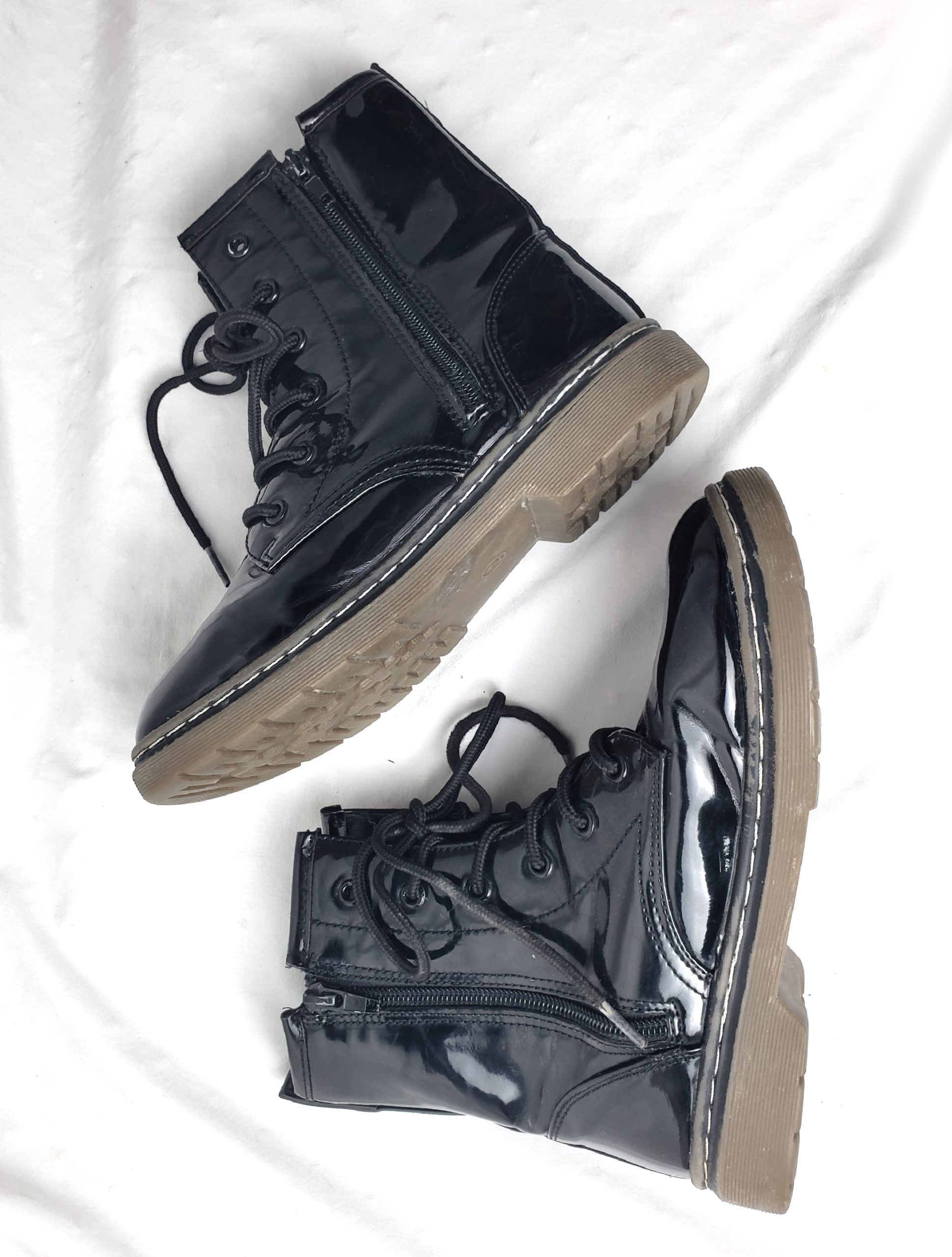 Стильні чорні лаковані черевики Dunnes - елегантний vintage стиль для модних образів 4 Стильні чорні лаковані черевики Dunnes - елегантний vintage стиль для модних образів - Зображення 4