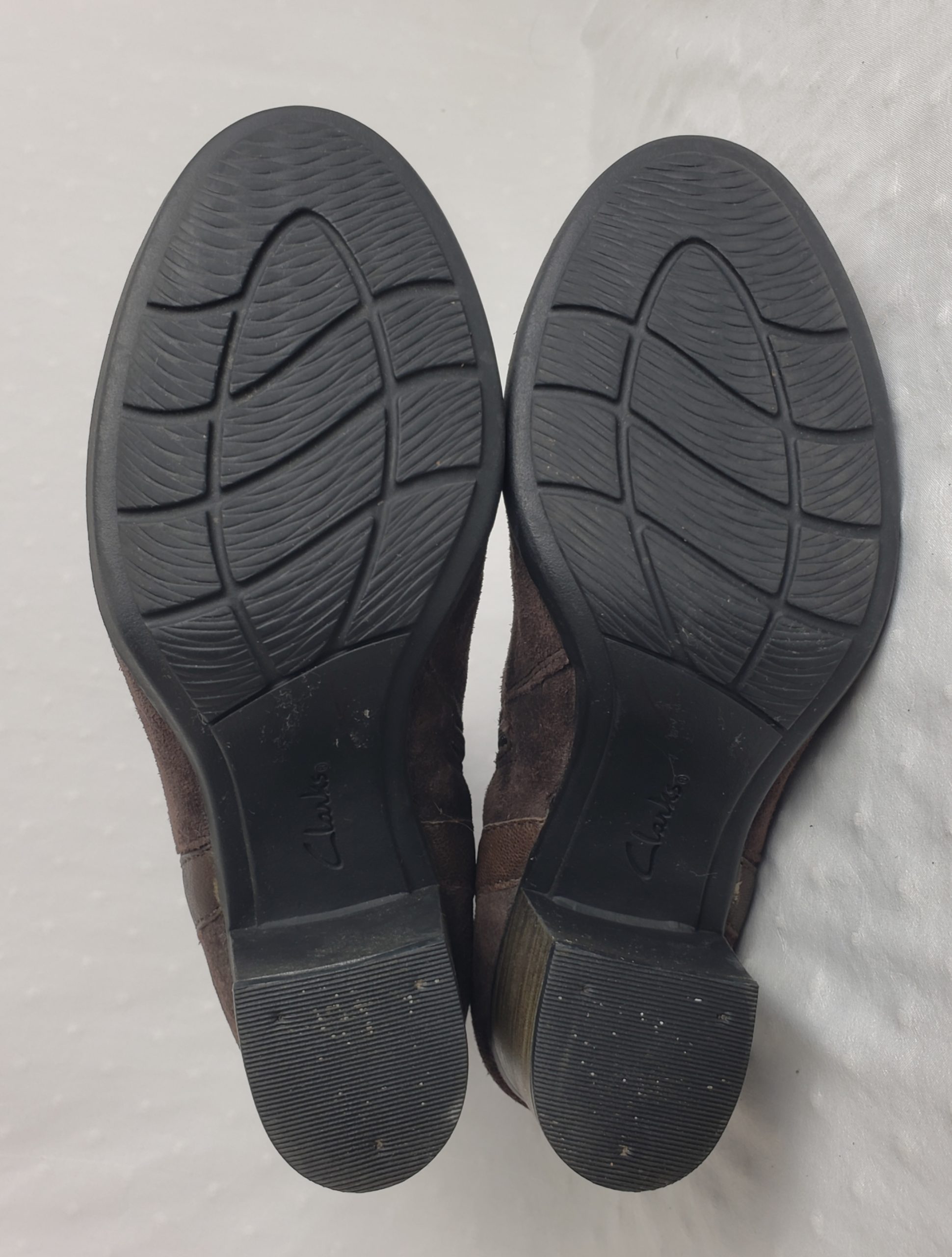 Стильні коричневі черевики Clarks Collection - елегантна замша з каблуком 9 см, розмір 40 8 Стильні коричневі черевики Clarks Collection - елегантна замша з каблуком 9 см, розмір 40 - Зображення 8