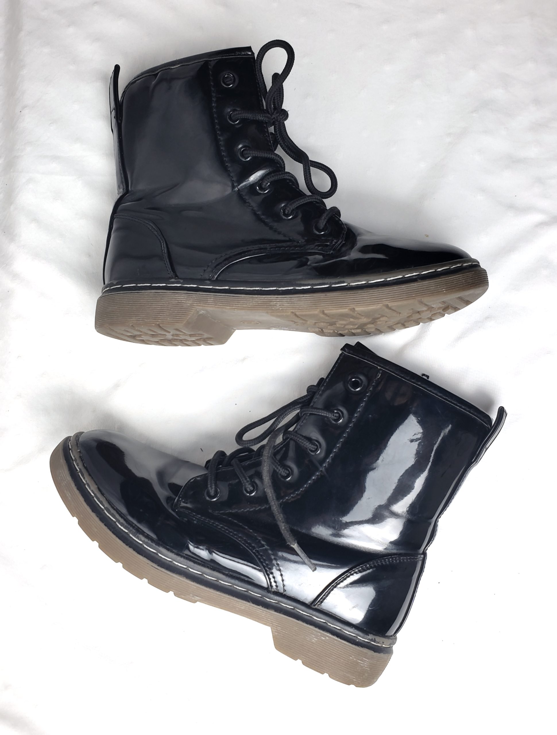 Стильні чорні лаковані черевики Dunnes - елегантний vintage стиль для модних образів 3 Стильні чорні лаковані черевики Dunnes - елегантний vintage стиль для модних образів - Зображення 3