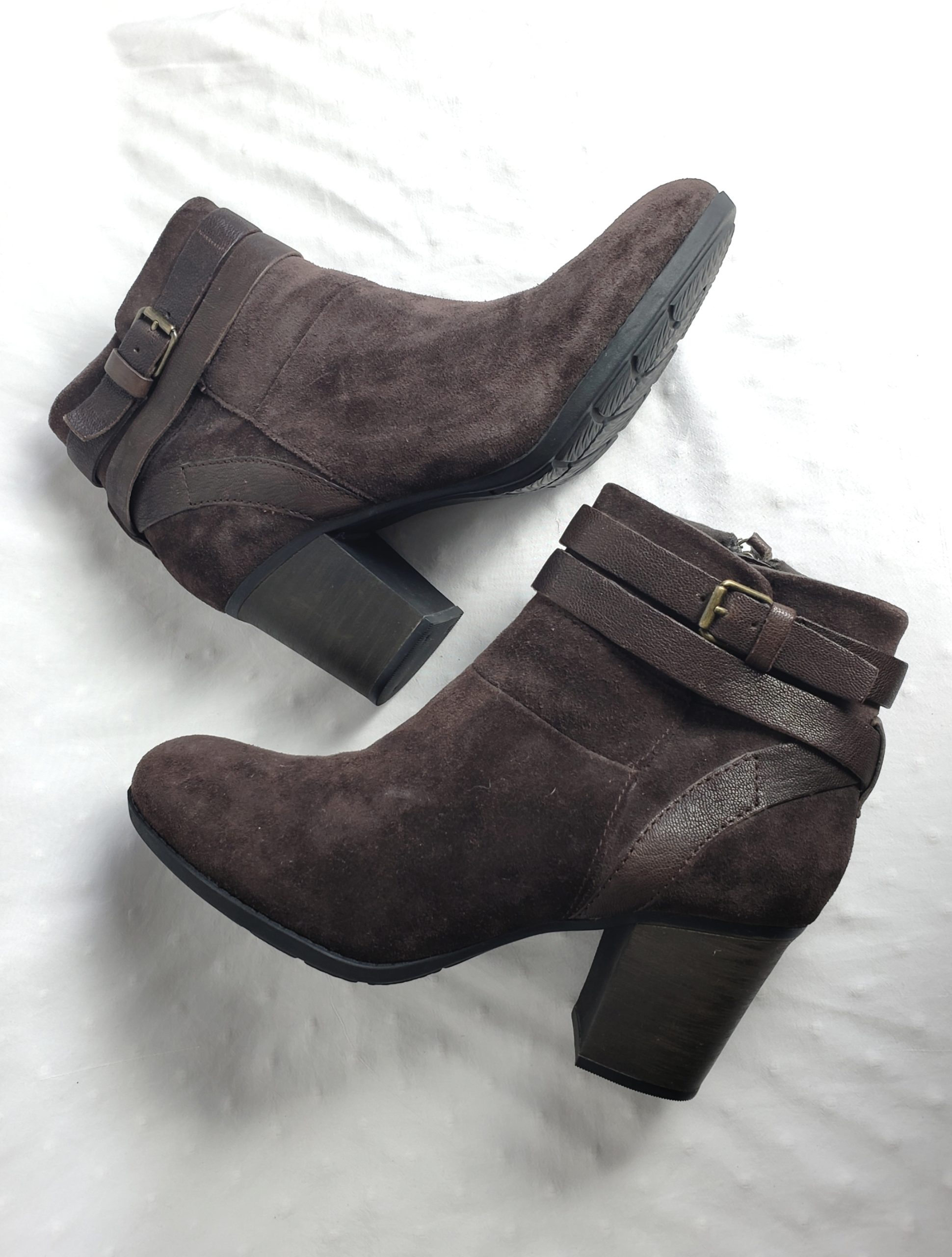 Стильні коричневі черевики Clarks Collection - елегантна замша з каблуком 9 см, розмір 40 7 Стильні коричневі черевики Clarks Collection - елегантна замша з каблуком 9 см, розмір 40 - Зображення 7