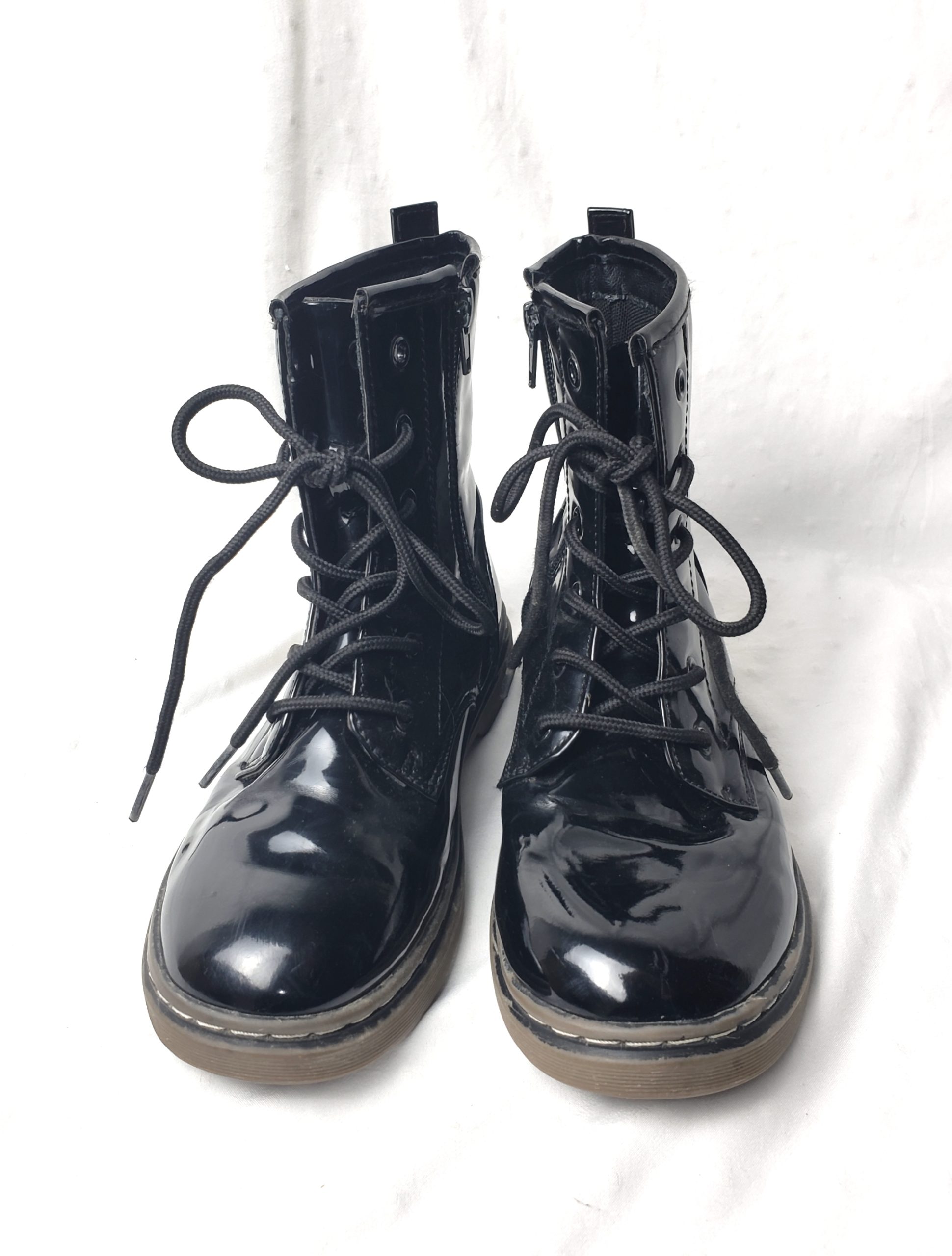 Стильні чорні лаковані черевики Dunnes - елегантний vintage стиль для модних образів 1 Стильні чорні лаковані черевики Dunnes - елегантний vintage стиль для модних образів